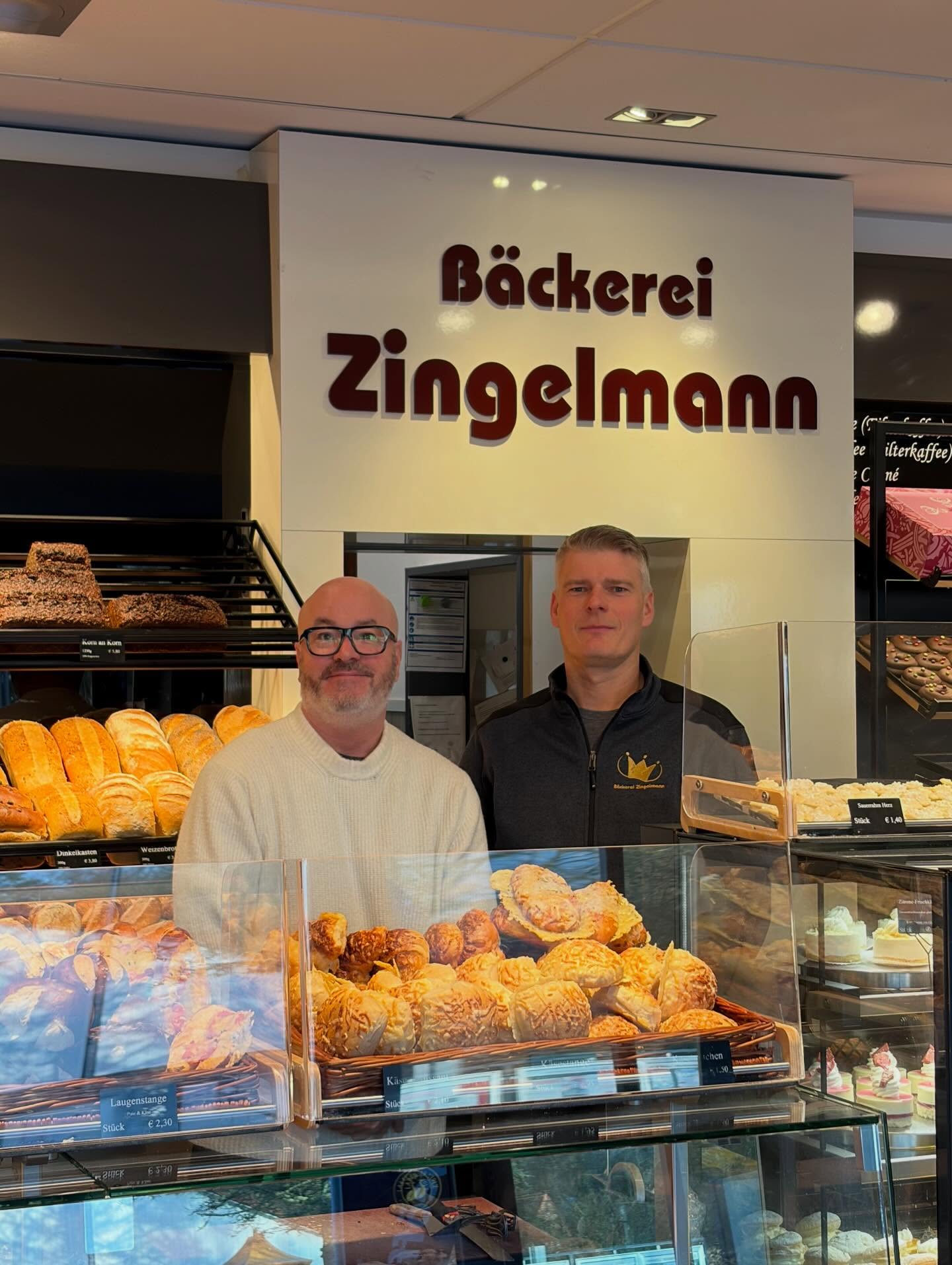 Ihr Lieben, es gibt eine Neuerung bei unseren Lieferanten für Backwaren. Das Wichtigste vorweg: Die Bäckerei Muchow wird uns weiterhin mit leckersten Blechkuchen, den berühmten Franzbrötchen und der beliebten Marzipantorte beliefern und unsere liebe Julie mit ihren traumhaften Tortenkreationen beglücken. Mit Brötchen, Landbrot und Laugenprodukten wird uns ab dem 11. März die renommierte Bäckerei Zingelmann versorgen. Wir sind überzeugt, dass wir auf diese Weise und dem Ansatz der wirtschaftlichen Co-Existenz auf dem Land einen guten Schritt machen. Schließlich sehen wir uns genau dafür als Plattform. In diesem Sinne: Es lebe das Land! #brunswig1871 #dasguteliegtsonah #todendorf #caféliebe