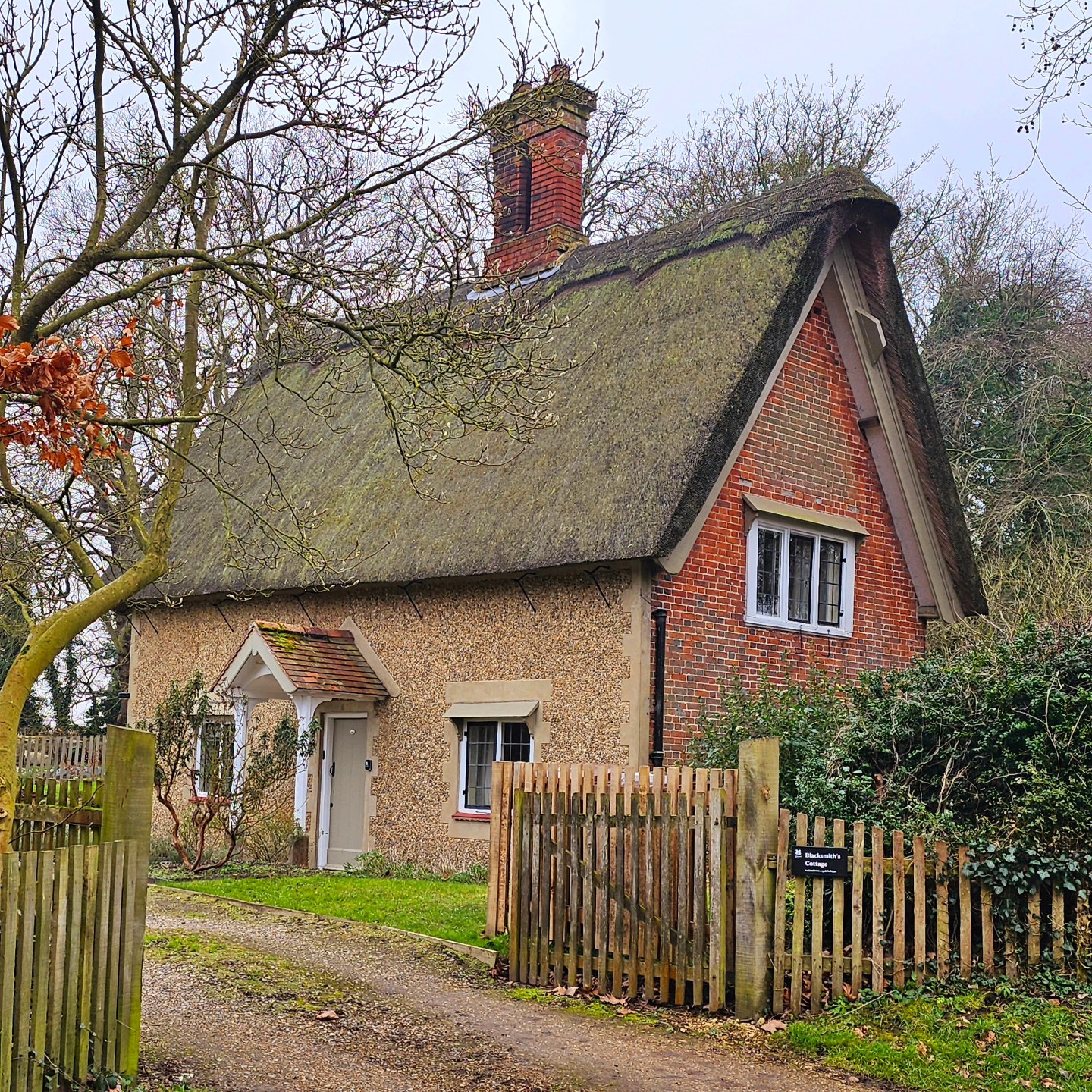 Blickling National trust homes on the estate are chocolate box perfect.
#blicklingestate #blicklinghall #blickling #northnorfolk #nationaltrust #norfolkcomms #chocolatebox #norfolkhomes #february #snowdrops #familywalks #cottages #thatchedcottage #pictureperfect #holidaylets #holidayhomes #aylsham #holt