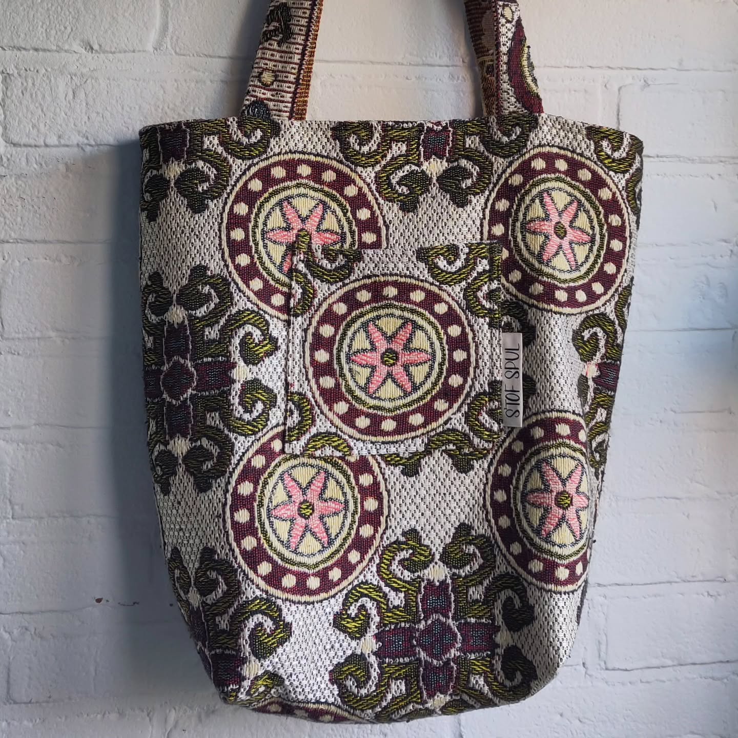 De ECHT omkeerbare tas! Deze stof vond ik in een brocante in Drenthe en omdat de 'verkeerde' kant net zo mooi is als de 'goede', besloot ik beide te gebruiken! Welke is jouw favoriet? 🤍🩷🤎
Te koop via een berichtje
€26,95