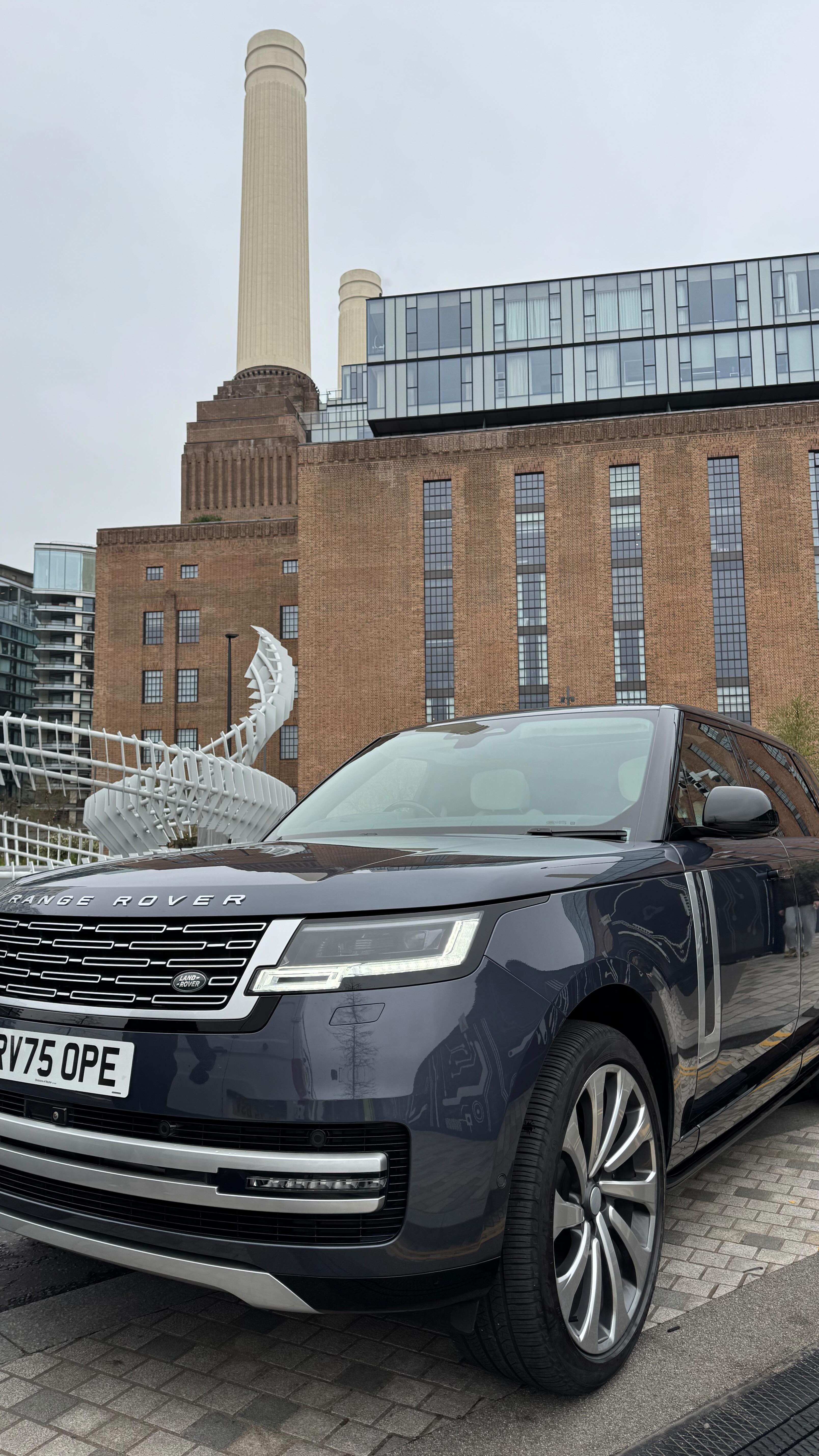 ⚜️Skip the London parking merry-go-round 🎠
Glide through your day in a chauffeur-driven luxurious Range Rover.
4-hour business concierge for only £400
Run errands, seal deals, arrive in calm.
Ready to ride in style?
⚜️DM/ link in our bio to book your car TODAY! #chauffeurservice chauffeuring #london #luxurylifestyle