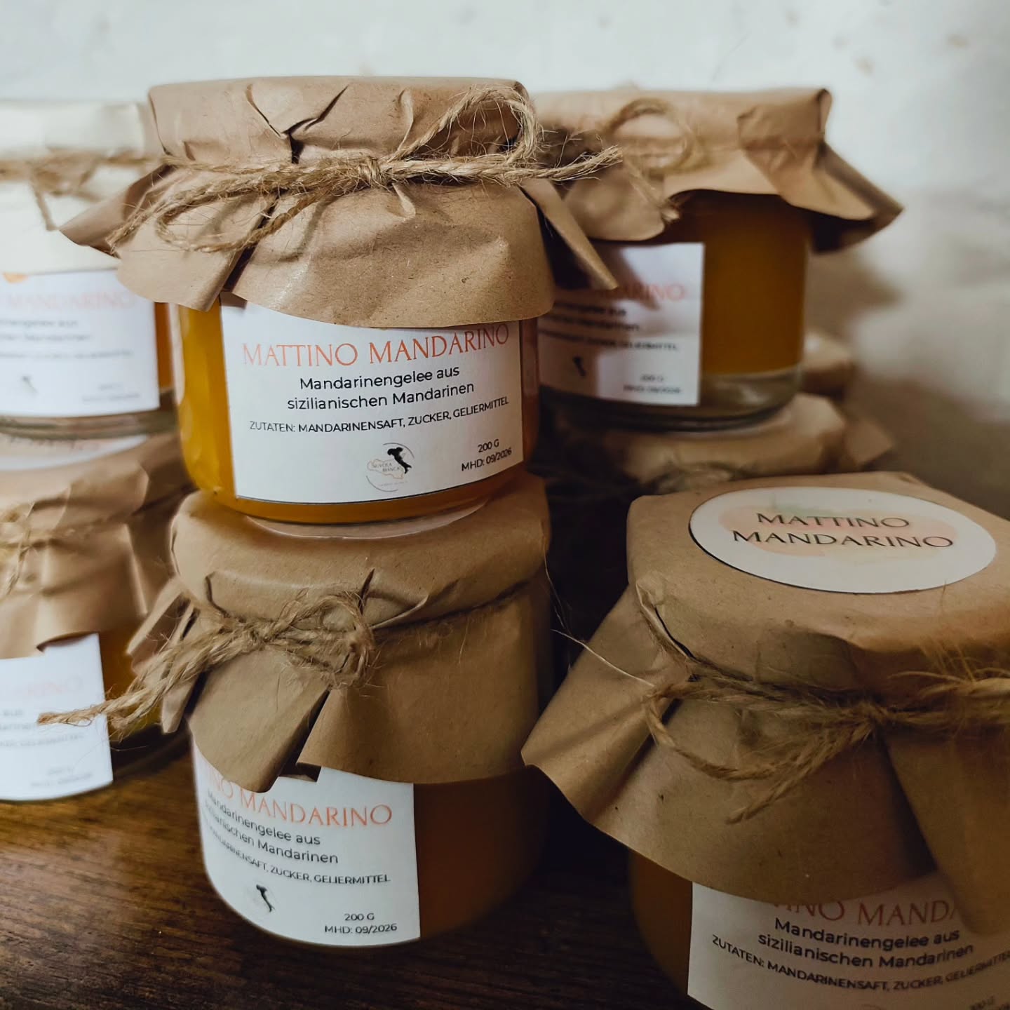 Die Erntesaison neigt sich dem Ende entgegen und damit wird es Zeit für ein schönes Ritual: Die allerletzten, süßesten Früchte werden gepflückt und zu Gelee verarbeitet. Den Anfang macht unser Mandarinen-Gelee Mattino Mandarino.
Ein Löffel Morgensonne auf dem Brot und damit ein kleiner Gruß aus dem Süden, der euch den Übergang in den Frühling versüßt.
#mattinomandarino #mandarinenliebe #colazione #selbstgemachtes #slowfood