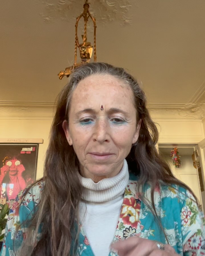 Sa re sa sa
sa re sa sa
Sa re sa sa sa rang
Har re har har
Har re har har
har re har har har
Har re har har harang
et enlève toute la négativité à l'intérieur de soi en éveillant l'énergie créatrice infinie pour brûler les obstacles à l'atteinte d'une conscience supérieure..
Ce mantra apporte la paix et la prospérité et la sagesse du passé du présent et du futur
C'est un mantra qui fait grandir notre positivité notre optimisme face à l'existence et nous faire ressentir sa présence tout autour de nous…
#mantradujour #yogakundaliniteacher #saresasamantra