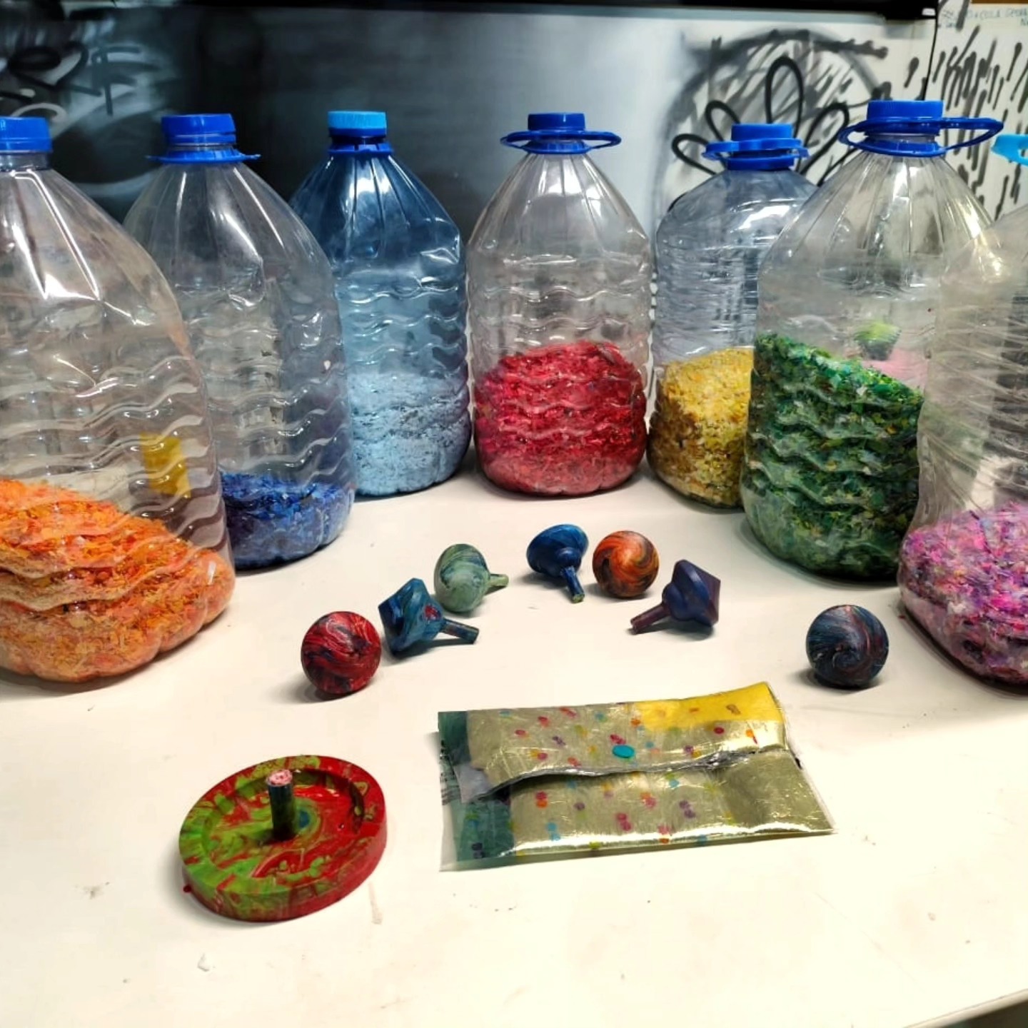 No início deste mês, tivemos nossa segunda participação na disciplina "Inovação e Sustentabilidade" do curso de Pós-Graduação em Arquitetura, Cidade e Sustentabilidade do Centro Universitário Belas Artes de São Paulo!
Realizamos inicialmente uma roda de conversa sobre a Economia Circular e a crise do plástico, evidenciando os grandes desafios que temos pela frente enquanto sociedade.
Em seguida, os alunos puderam participar ativamente de todo o processo de reciclagem plástica, experimentando a transformação dos plásticos de embalagens e tampinhas (PEAD e PP) e de sacolinhas (PEBD), utilizando calor e pressão.
A atividade prática reforça o conceito do curso, que incentiva uma reflexão crítica sobre o esgotamento do modelo atual de cidade, promovendo uma abordagem mais colaborativa e sustentável para projetar espaços urbanos que favoreçam integração e resiliência.
Nosso agradecimento especial a @belasartes pelo convite e pela oportunidade de contribuir mais uma vez para o aprendizado prático e a inovação! ♻️👏🏼💫
Nessa primeira foto, o resultado da atividade prática! Peões e incensário produzidos através da técnica de injeção e uma bolsinha maravilinda feita de sacolas plásticas a partir de calor e pressão! 😍
Entre em contato e leve nossas oficinas para sua sala de aula!!
#maravilixo #reciclagem #educaçãoambiental #sustentabilidade