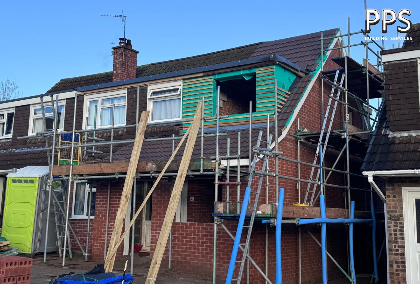 ▫UPDATE▫
▪️Swipe to see an update on our Oldland Common📍project 💪➡️
▫Despite the poor weather in January, the team have made great progress on this one with the first floor structure now in place and the brickwork completed, showcasing the scale of the project. Roofing works are well underway with tiles being installed alongside the dormers and fascias are currently being fitted with the flat roofs now covered in. Great work from the team and a step closer to our clients dream home 🏡!
▪️Contact us via DM or either ways below to see how we can get you started with a FREE quote ⤵!
📲 - 07881238319
📩 - info@ppsbuildingservices.co.uk
.
.
.
#property #renovation #renovate #builder #housedesign #projectupdate #extensions #bristol #yate #patchway #constructioncompany #federationofmasterbuilders #dreamhome #conversions #buildersofinstagram #structuralsteelwork #fyp #buildingproject #refurbishments #buildersnearme #dormerideas #trades #tradesmen #hardhatheroes #homerestructure #newbuild #highqualitybuild