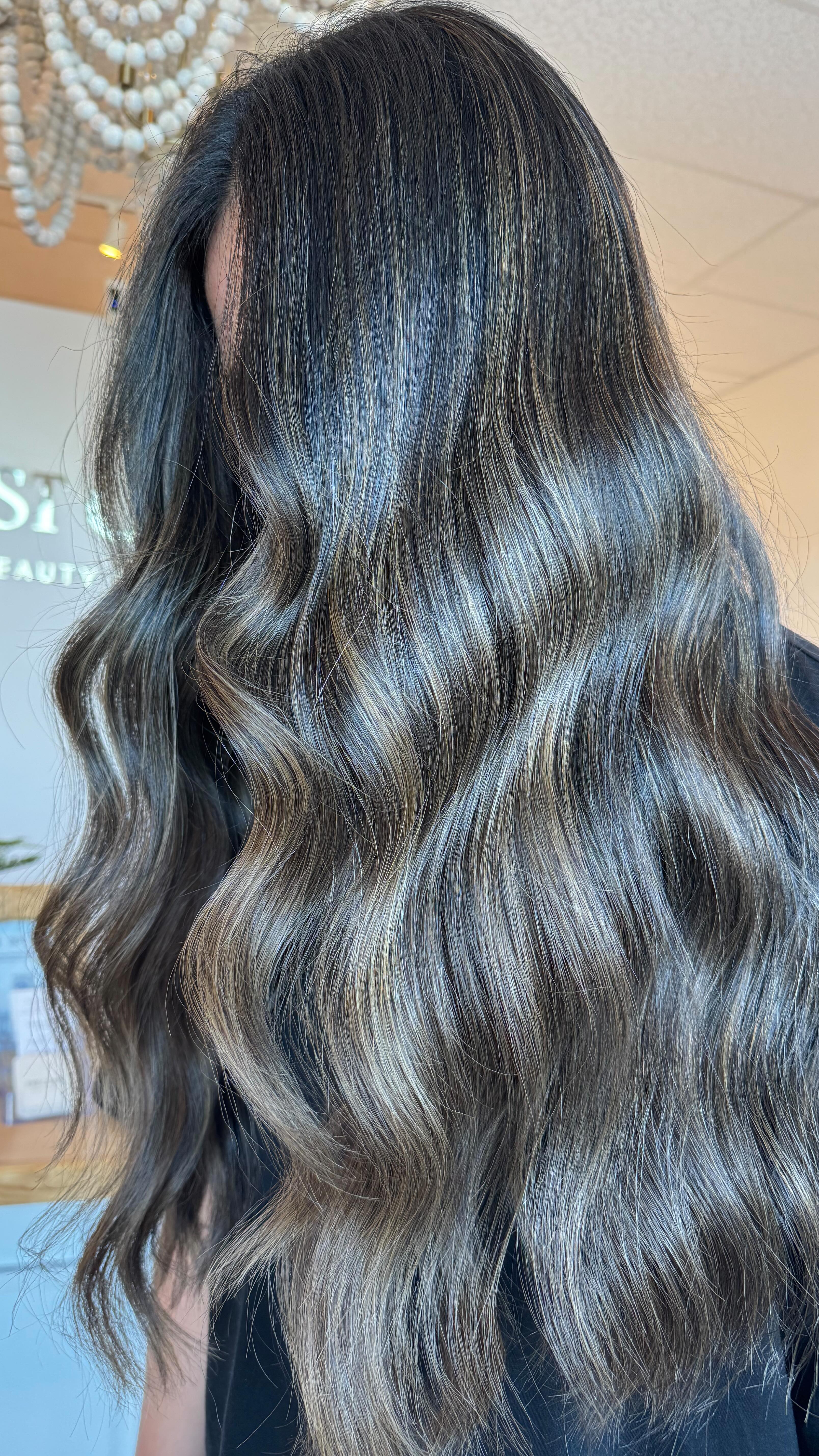 10 month growout 🤝 Teasylights 🤌🏻
Allison with the good hair💆🏻♀️
@allnutrient Gloss; 3 oz 7N 1 oz 8GI 1 oz 8P splash of 6p
#bostonma #hairinspo #behindthechair #bostonhairstylist #tewksburyma