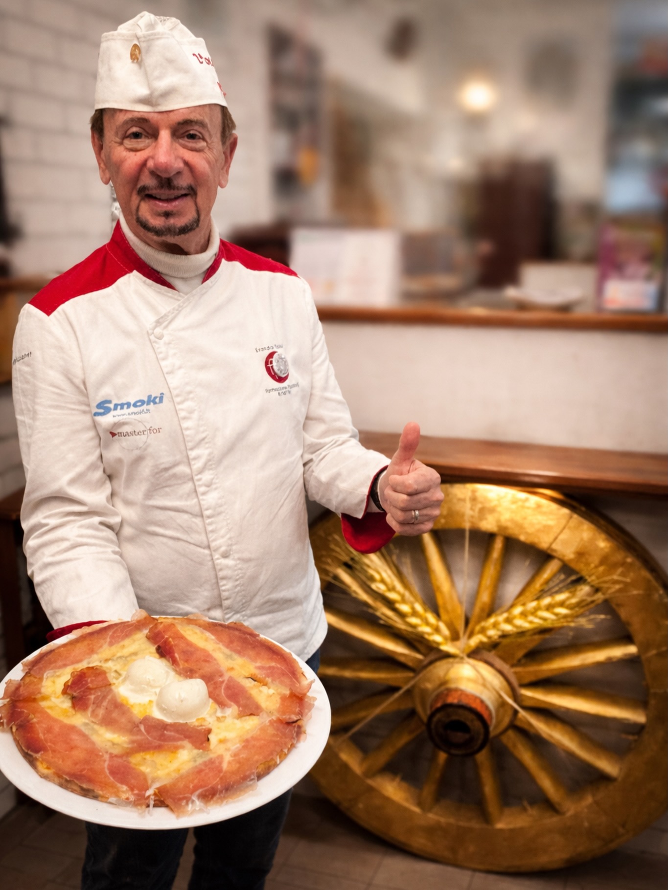 🍕 L’arte dell’impasto secondo il maestro Evandro
Dietro una grande pizza non c’è solo una ricetta… c’è una storia fatta di esperienza, ricerca e passione.
Questa pizza nasce da un impasto unico nel suo genere, messo a punto negli anni dal maestro pizzaiolo Evandro, frutto di studio, prove e perfezionamenti continui.
L’obiettivo è uno solo: una pizza estremamente leggera e ad altissima digeribilità, capace di esaltare gli ingredienti senza appesantire.
Il risultato è una pizza che conquista subito: croccante fuori, morbida dentro, profumata e incredibilmente equilibrata.
Perché una grande pizza non deve solo essere buona…
deve anche farti stare bene dopo averla mangiata.
Questa è la filosofia della
Pizzeria La Ruota di Evandro
📍 Viale Aldo Moro 97, 64114 Martinsicuro (TE)
Provincia di Teramo
#LaRuotaDiEvandro
#PizzaArtigianale
#PizzaGourmet
#Martinsicuro
#MaestroPizzaiolo