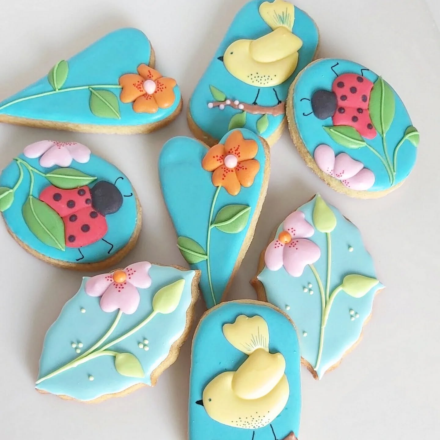 A lovely Mother's day and Birthday commission.
#icedbiscuits #birthdaygift❤️ #giftsforheruk #icingart #sugarart