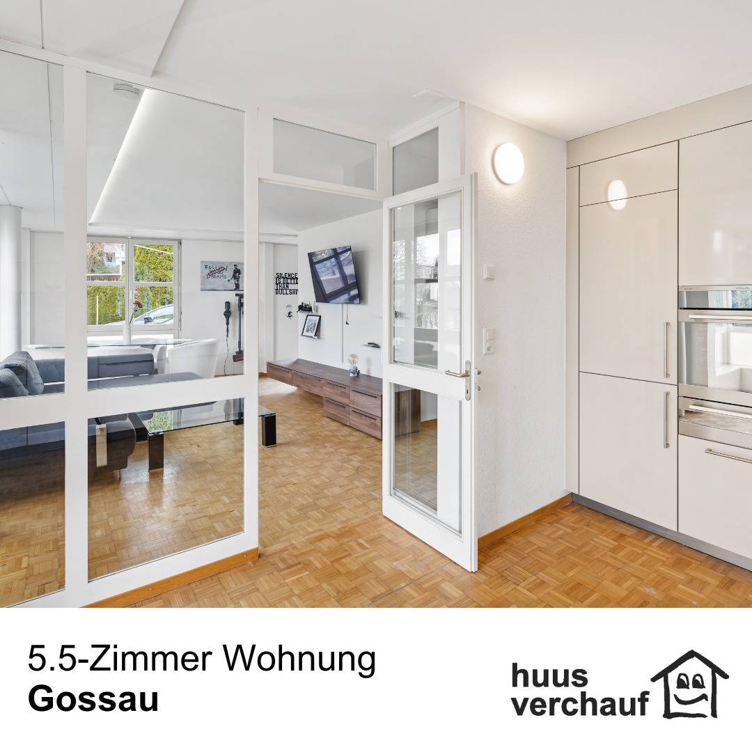 NEU IN DER VERMARKTUNG - SEHR ATTRAKTIVER PREIS!
WOHNEN AM GOSSAUERBACH – MODERNE 5.5-ZIMMERWOHNUNG MIT 114 M² UND BALKON INS GRÜNE
In idyllischer Lage direkt am Gossauerbach befindet sich diese attraktive 5.5-Zimmerwohnung mit ca. 114 m² Wohnfläche. Die Liegenschaft an der Grütstrasse 76 in Gossau verbindet ruhiges Wohnen im Grünen mit einem durchdachten Grundriss und modernem Wohnkomfort.
Das 1993 erstellte Mehrfamilienhaus mit insgesamt neun Wohnungen liegt an einer leicht abfallenden Parallelstrasse zur Grütstrasse, die bei der Sägerei in einer Sackgasse endet – eine angenehm ruhige Wohnlage ohne Durchgangsverkehr. Gegen Süden und Osten bildet der malerische Bachlauf die natürliche Grundstücksgrenze. Der tief eingeschnittene Bachlauf, umgeben von alten Bäumen, sowie die geschichtsträchtige Umgebung der „Müllerwis“ gegenüber der historischen Mühle verleihen diesem Ort einen ganz besonderen Charakter.
Die Wohnung überzeugt mit einem modernen, offenen Grundriss. Der grosszügige Wohn- und Essbereich wird durch eine elegante Glaswand von der Küche abgetrennt, wodurch Offenheit und Struktur harmonisch kombiniert werden. Die moderne Einbauküche fügt sich perfekt in das Raumkonzept ein und bietet viel Platz für gemeinsames Kochen und Geniessen.
Aktuell ist das vierte Zimmer über eine Öffnung mit dem Wohnbereich verbunden, wodurch ein besonders grosszügiges Raumgefühl entsteht. Bei Bedarf kann dieser Durchgang jedoch problemlos wieder geschlossen werden, sodass ein vollständig separates Zimmer entsteht.
In drei Schlafzimmern wurde kürzlich neuer Parkettboden verlegt, zwei davon verfügen über direkten Zugang zum Balkon mit schönem Blick ins Grüne und auf den ruhigen Bachlauf. Die Schlafzimmer sind zur besonders ruhigen Bachseite ausgerichtet.
Die Wohnung bietet zudem zwei Badezimmer:
-ein Duschbad mit WC und Lavabo
-ein Badezimmer mit Badewanne, Lavabo und modernem Dusch-WC
Der Zugang zur Wohnung ist besonders komfortabel: ebenerdig direkt vom Aussenstellplatz oder über das helle Treppenhaus mit Oberlicht ins 1. Obergeschoss.
Diese Wohnung bietet eine seltene Kombination aus naturnaher Lage, grosszügigem Grundriss und angenehmer Privatsphäre.