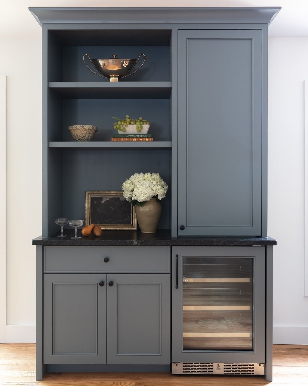 A dining room moment for the books. This home was short on space so we added a dry bar area in the dining room to sneak in extra storage.
design + styling | @cosmicdesignstudio.am
photo | @yandbinteriorsphotography
*
*
*
#diningroombar #homerenovation #cosmicdesignstudio #interiordesign