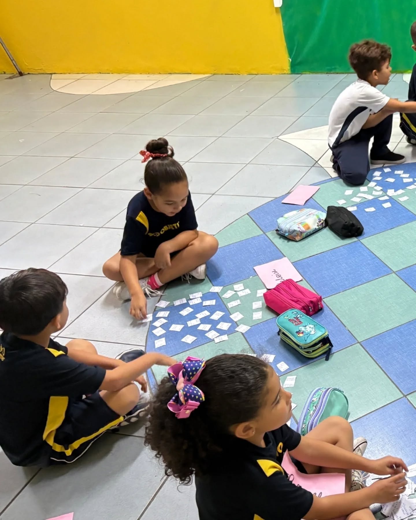 🃏🔢 Aprendendo matemática brincando!
Os alunos do 1º ano B participaram do Jogo Matemático: Batalha de Cartas.
A atividade teve como objetivo a identificação dos números, trabalhando também a comparação entre maior e menor, com números de 0 a 30. De forma lúdica e divertida, os alunos desenvolveram o raciocínio lógico, a atenção e a agilidade no reconhecimento dos números.
Foi um momento de aprendizado, interação e muita diversão, mostrando que a matemática pode ser aprendida de forma dinâmica e envolvente!
Colégio 4 de Julho — 38 anos formando vidas com base cristã.
