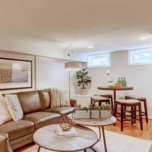 This entertainment space is PERFECT for families, and those looking for a space to play games and watch movies while on vacation! #fortunedifference #paynesthouse #visitalx #visitalexandria