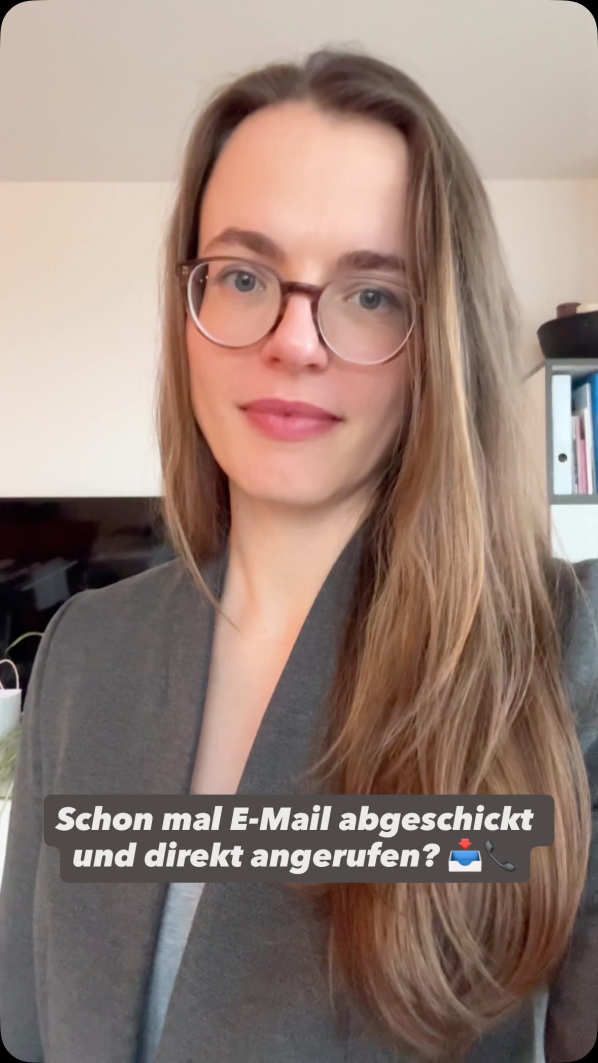 Kommt Dir diese Situation bekannt vor? Du erhältst eine E-Mail und prompt ruft Dich der/die Absender:in an, um über die Inhalte zu reden? 📞
Oder: "I hope this email finds you well, I’m calling you right now.“ 🙋 – Was das beim Gegenüber auslösen kann und was die eigentliche Intention des Anrufs war, erfährst Du in diesem Reel. 👋
📌 Wenn Dich interessiert, wie Du Deine Interessen am besten kommunizierst und wie Du mit Konflikten im Job souverän umgehst, folg mir gerne! Ich bin Mediatorin und Arbeitsrechtsexpertin & auf diesem Kanal dreht sich alles um erfolgreiche Kommunikation und Konfliktlösung in Job und Business 🤝
#dialog #konsens #kommunikation #erfolg #konsenskultur