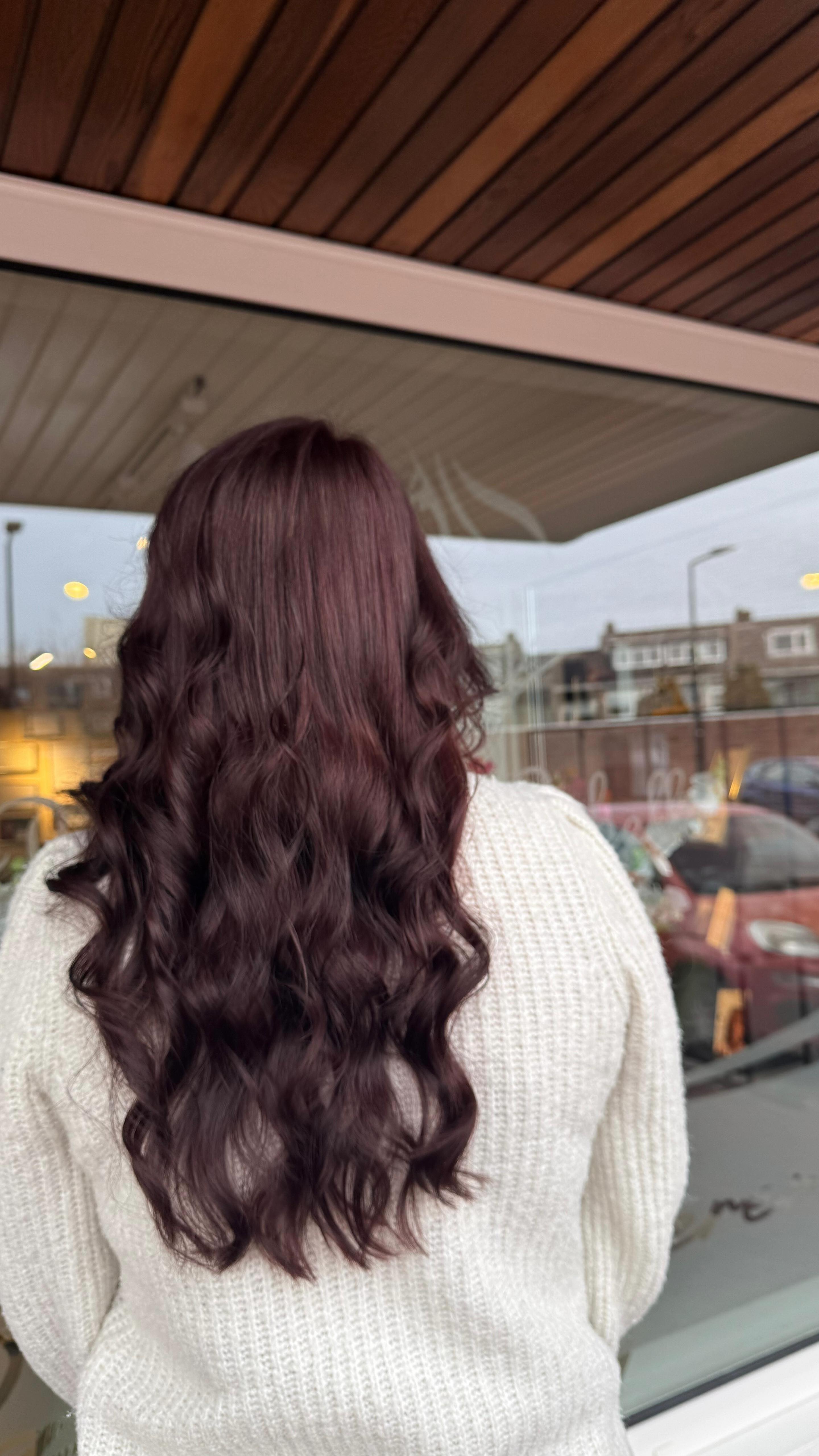 Een beetje kleur kan nooit kwaad 😍
Deze fantasiekleur gecreëerd, eentje die met elke soort licht een andere toon laat zien. Met de zon meer dieprood, maar met kunstmatig licht weer eerder aubergine😍. Hoe fantastisch is dat? 💜❤️
#kleuren #natuurlijkeproducten #longhair