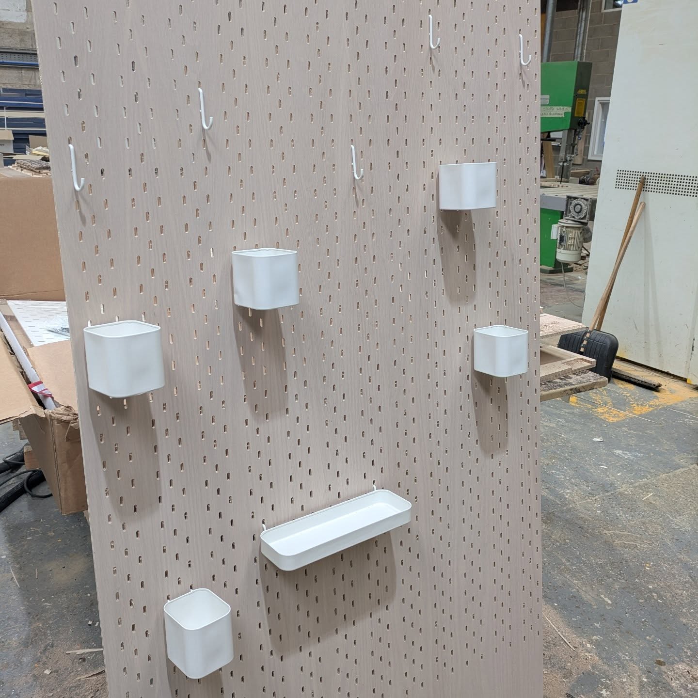 Custom peg board machining today, they suit ikea snap on attachments
#pegboard #peg #cnc #hooks #customized