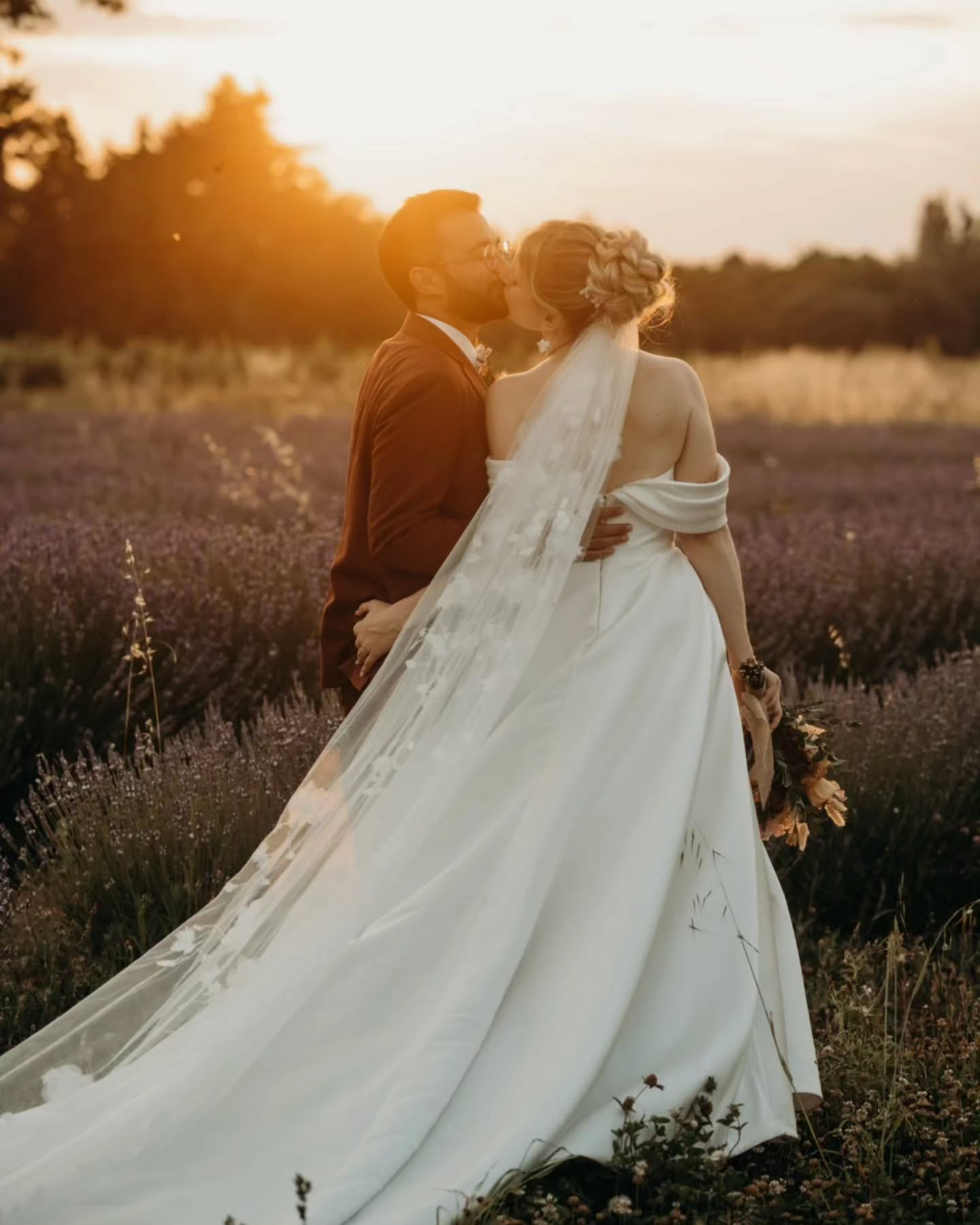 L'amour lé dou 🥹
Quand la douceur des îles rencontre l'élégance du Sud au @domainedesgrandssinges ! Un véritable coup de cœur pour ce mariage, cette ambiance, ces gens au grand coeur 💕
Une journée sous une chaleur écrasante mais qui n'aura empêché personne de kiffer à 100% !
Merci pour cette ode à l'amour et au bon rhum 🤗
(Désolée mais j'aime trop cette musique !)
Domaine : @domainedesgrandssinges
Video : @focusbyhugo
Traiteur : @safran_et_cannelle
Fleuriste : @melaine.bois.fleuri
Mise en beauté : @pamela.hair_makeup