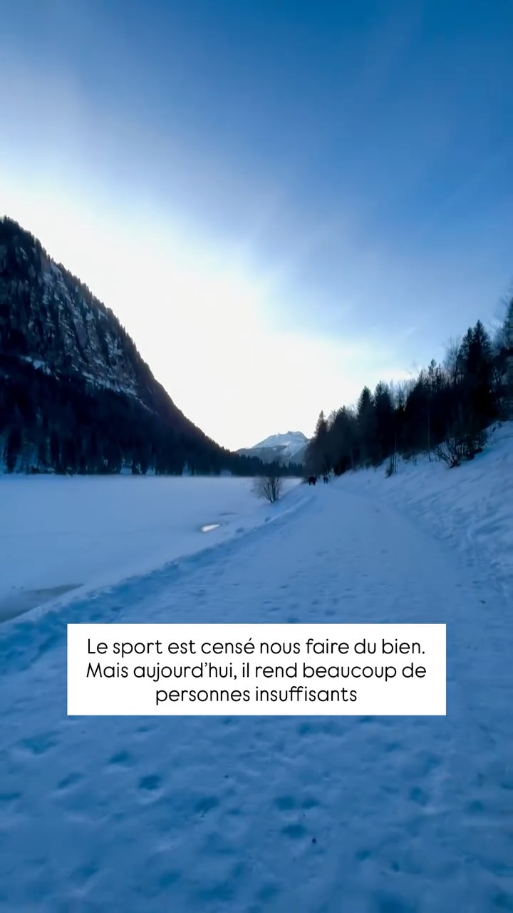 🧠 Ton cerveau te compare… même quand tu ne veux pas !
Aujourd’hui, on voit partout des performances incroyables. Des gens qui font un HYROX en une heure. Des chronos impressionnants.
Des physiques incroyables. Des entraînements toujours plus intenses.
Et sans même s’en rendre compte… on commence à se comparer à ceux qui vont plus vite. À ceux qui vont plus loin. À ceux qui semblent toujours meilleurs.
Pourtant, on sait très bien que ce n’est pas la vraie vie. On sait que les réseaux montrent une partie de la réalité. On sait qu’on ne devrait pas se comparer.
Mais malgré ça… on le fait quand même.
Pourquoi ?
Parce que le cerveau fonctionne beaucoup par comparaison. C’est une façon naturelle pour lui d’évaluer où il se situe.
Sauf qu’aujourd’hui, avec tout ce qu’on voit,
on se compare souvent à des extrêmes.
Et même si consciemment on sait que ce n’est pas réaliste… inconsciemment, la comparaison se fait quand même.
Et petit à petit, ça peut transformer quelque chose de sain, en quelque chose de plus lourd, plus exigeant, parfois même toxique.
Alors qu’en réalité, il n’y a qu’un seul indicateur vraiment fiable.
Et ça, tu le sais. C’est toi 🍀
🔑 Une des clés ? S’observer soi-même.
Observer ses pensées, ses réactions, et repérer quand la comparaison commence à s’inviter dans sa tête. Tu sais cette petite voix qui te fait ne pas te sentir assez.
Observer son parcours, pour se rendre compte de sa progression réelle.
@theophileburgaud 🎥🏔️
#preparationmentale #mindset