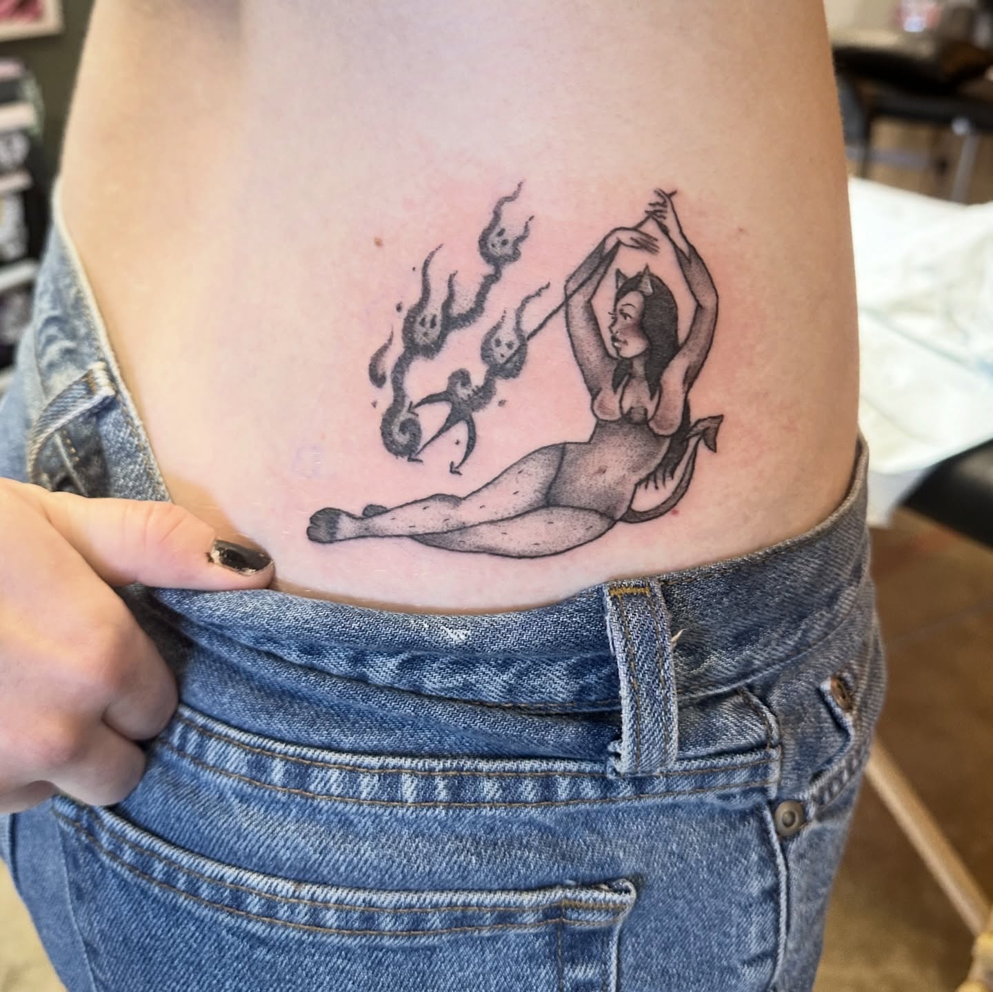 Devil babe from my flash on the hip for a super rad client ❤️🔥 obsessed with the placement! Thank you🔥
Made at @electricavetattoo.atx
Email or submit a form to book. I still have some slots this month, let’s get you tattooed before summer!
#atx#atxtattoo#tattooflash#blackandgray#womentattooartists