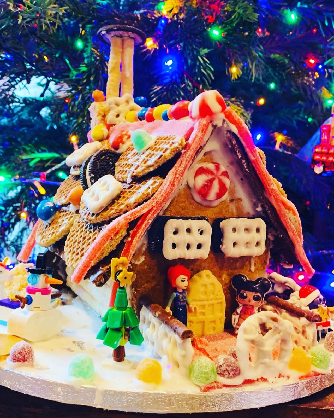 Gingerbread house recipe
800g plain flour
300g butter
300 moscovita sugar
7 tbsp of maple syrup
4 tsp ground ginger
2 tsp bicarbonate of soda
1 tsp vanilla essence
1/2 tsp all mixed spice
1/2 tsp cinnamon
Mix the ingredients together. Leave to rest in the fridge for 30 minutes. Once rested, roll out to your preference of shape. 3/4 mm thickness and bake for 8 minutes at 180 degrees. Cool down the biscuit and build your House with your favourite sweets. Glue together using icing sugar or frosting