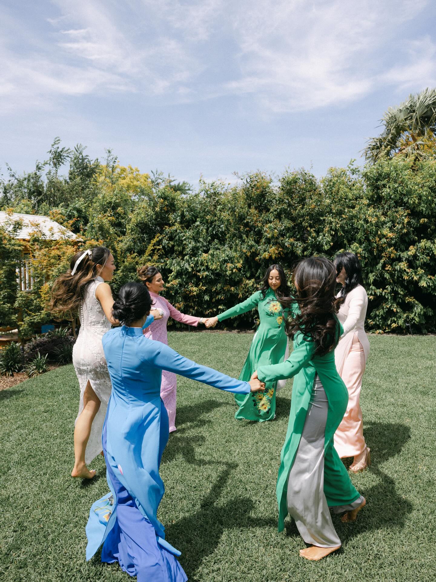π₯
Kathy & Arty colour explosion!
The most fun and energy for this gorgeous pair
Shot with @naliaweddings π