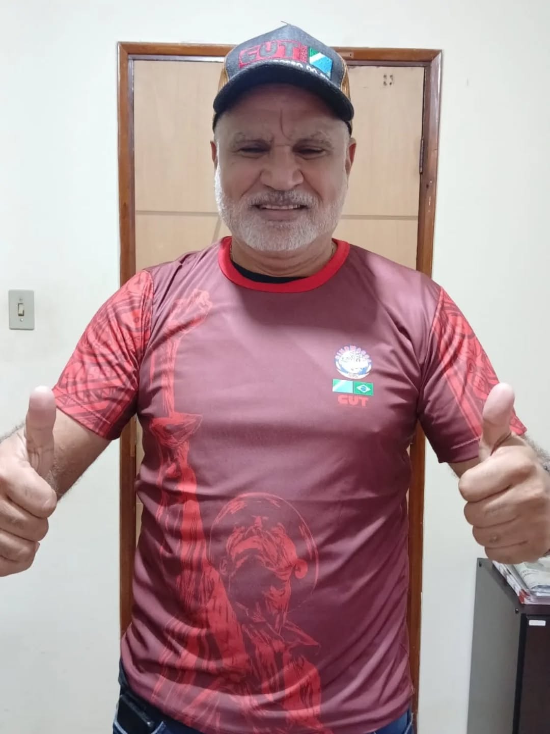 🚀 NOVIDADE NA ÁREA: O SINDMASSA MS ESTÁ DE CARA NOVA!
A luta não para, e agora ela ganha um novo visual! 👕✨
É com muito orgulho que apresentamos o nosso novo uniforme oficial.
Mais do que uma vestimenta, essa camiseta carrega a identidade de quem não foge da batalha e está sempre ao lado do trabalhador.
E para batizar essa nova fase, recebemos um apoio de peso! O companheiro Vilson Gregório, Presidente da CUT Mato Grosso do Sul, já vestiu a nossa camisa e aprovou o novo manto da categoria. 🤝💪
Estamos renovados, fortalecidos e prontos para continuar garantindo os direitos de cada trabalhador das indústrias de alimentação e frigoríficos do nosso MS.
O SINDMASSA MS evolui, mas a nossa essência de luta continua a mesma! 👊🔥
#SINDMASSAMS #NovoUniforme #LutaOperaria #TrabalhadorFortalecido #CUTMS MatoGrossoDoSul IndustriaAlimenticia Frigorificos SindicatoForte CaraNova VilsonGregorio UniãoELuta