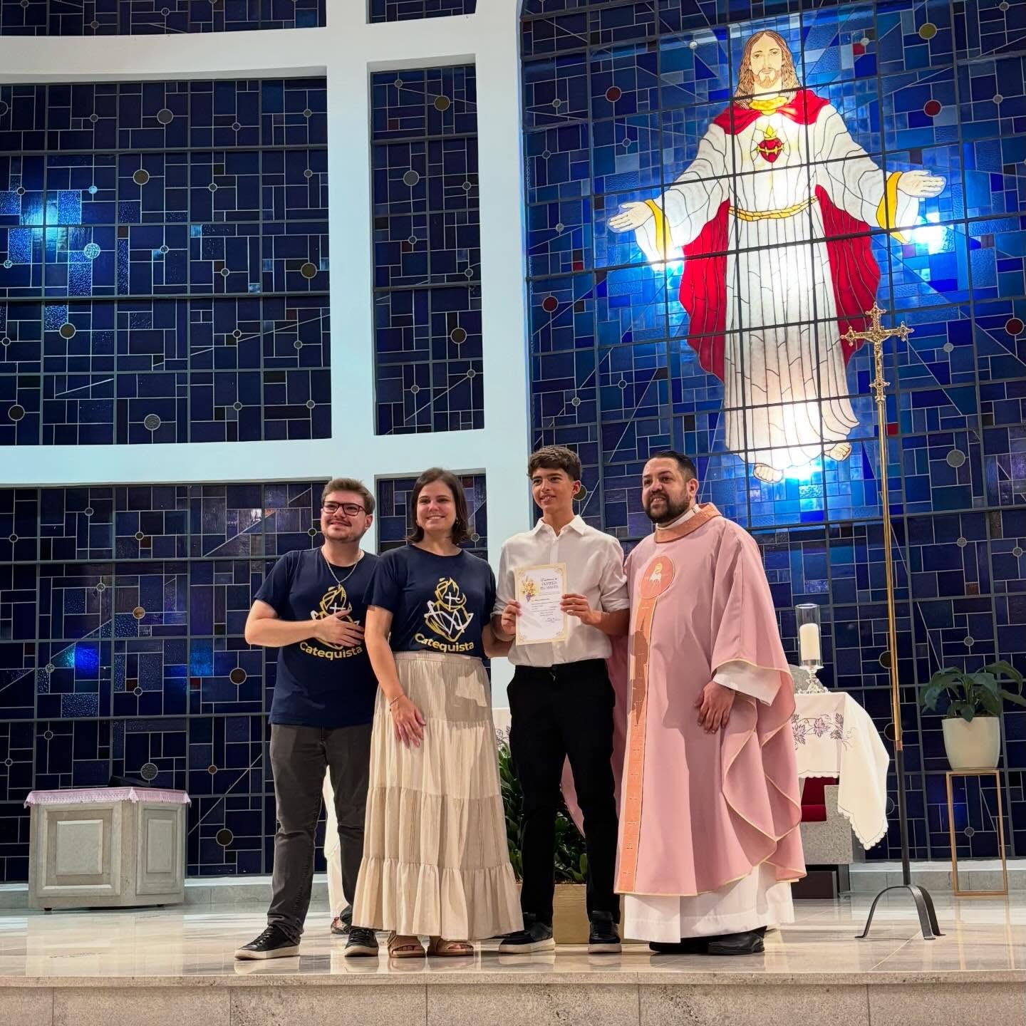 Hoje foi um daqueles dias que a gente guarda no coração para sempre.
A primeira comunhão do João.
Ver meu filho diante do altar, recebendo pela primeira vez o corpo de Cristo, me fez lembrar que educar um filho vai muito além de cuidar, proteger ou orientar.
É também apresentar caminhos… e confiar que um dia ele caminhará com suas próprias escolhas.
A fé não é algo que se impõe.
É algo que se testemunha.
E hoje eu senti que, de alguma forma, estamos conseguindo mostrar a ele que existe algo maior que nós, algo que orienta, sustenta e dá sentido à vida.
@joaozinsx.ofc , que você nunca se esqueça desse momento.
Que a fé seja sempre o seu abrigo nas horas difíceis, a sua bússola nas decisões e a sua força quando o mundo parecer pesado demais.
Ser sua mãe é um dos maiores presentes da minha vida.
Hoje o céu ficou um pouco mais perto do nosso coração. 🤍