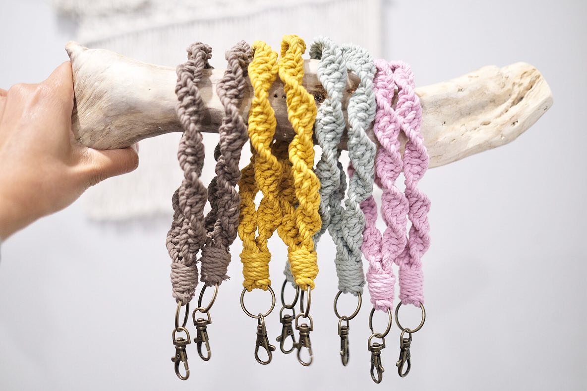 Bringing you some colour to brighten up this rainy Friday. 🌈 More selection on wristlet/keychains
From left ➡️ right:
▫️chocolate brown
▫️yellow mustard
▫️sage green
▫️dusty pink
What’s your colour?
#handmade #macrame #knotbyhannah #toronto #eastyork #shoplocal #shophandmade #boho #accessories #local #handmadeaccessory