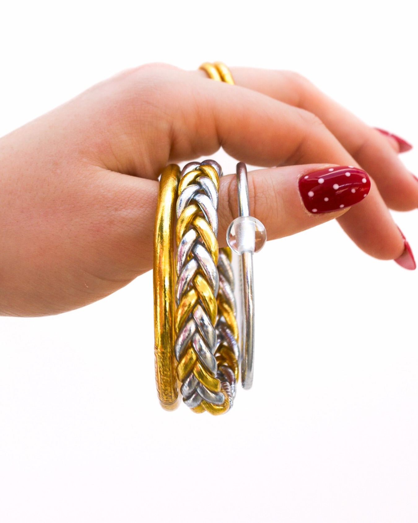 ✨ L’intemporel, signature Maison Izel.
Notre dernière nouveauté : la tresse bicolore silver & gold,
le mariage de deux classiques 🤍✨
Alliant finesse et symbolique, le bracelet bouddhiste tressé Maison Izel est un porte-bonheur d’exception.
Souple, élégant et chargé de sens, il accompagne chaque geste avec raffinement.
Rempli d’une feuille d’or ou d’argent associée à une huile sacrée, il symbolise protection, énergie positive et intention bienveillante 🪬
Fidèle à la tradition, chaque bracelet est béni dans un temple thaïlandais, renforçant sa dimension spirituelle et son rôle de talisman 🙏🏻
#maisonizel #joncbouddhiste #braceletbouddhiste #bijouxspirituels #portebonheur