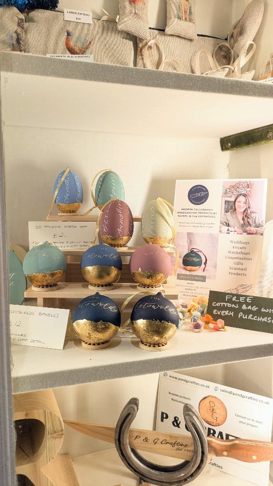 VERY excited to share that Cotswolds Calligraphy is now a recommended wedding supplier at @stratton_house_hotel_spa āØ
Itās an honour to collaborate with this beautiful venue and to have a small collection of my calligraphy creations available in their on-site display cabinet, alongside the work of other incredibly talented local craftspeople.
If youāre visiting the hotel, do take a peek ā you might spot something special to take home! š¤
#CotswoldsCalligraphy #CalligraphyGifts #CotswoldWeddings #RecommendedSupplier #CalligraphyKeepsakes