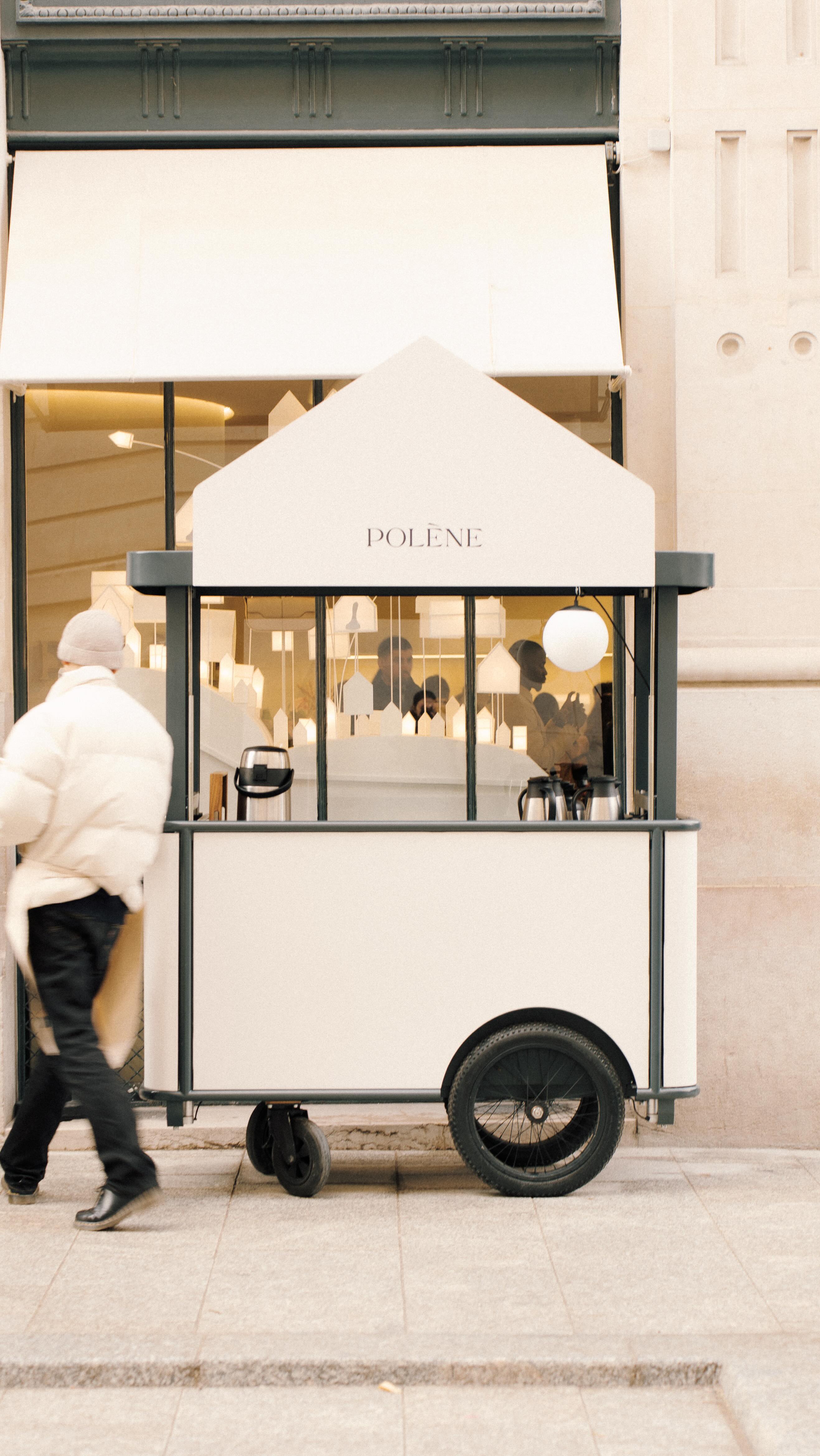 Le froid appelle le souvenir de gestes devenus signatures.
Pendant 30 jours aux côtés de Polène,
Chaque tasse devient une attention.
Discrète.
Juste.