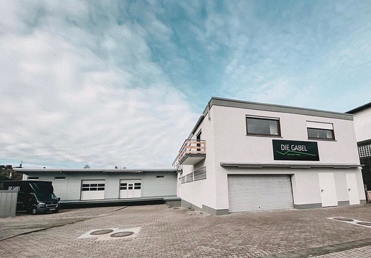 Endlich können wir Euch die ersten Bilder unseres „neuen“ Gebäudes zeigen! 😍 Eine nagelneue Lagerhalle, eine größere Küche & Produktion als auch unsere renovierten Büro- & Besprechungsräume sind jedenfalls super Voraussetzungen für die neue Saison! Wir freuen uns riesig unser 30 jähriges Bestehen mit diesen wundervollen Nachrichten & Bildern feiern zu können! Hoffentlich dürfen wir dies auch bald mit Euch gemeinsam tun - wir stehen auf jeden Fall in den Startlöchern! 🥳 #diegabel_cateringevents #catering #umbau #2021 #30jahre