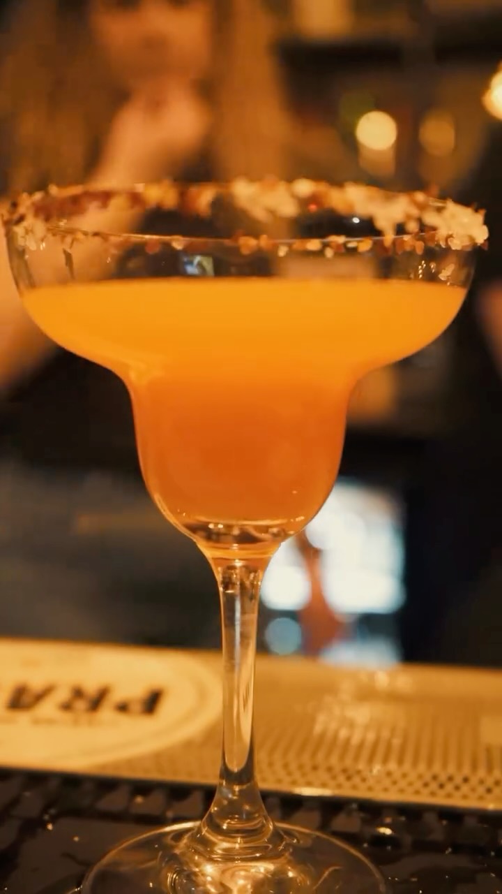 Transformamos ideias em experiências visuais que conectam marcas e pessoas.
Na NS, criatividade e estratégia andam juntas para contar histórias que deixam marca. É assim que fazemos para o nosso cliente @tiamaria.london 💜
.
We turn ideas into visual experiences that connect brands and people.
At NS, creativity and strategy come together to tell stories that make an impact. That’s how we do it for our client @tiamaria.london 💜
#NS #Audiovisual #ProduçãoAudiovisual #CreativeAgency #Storytelling BrandContent