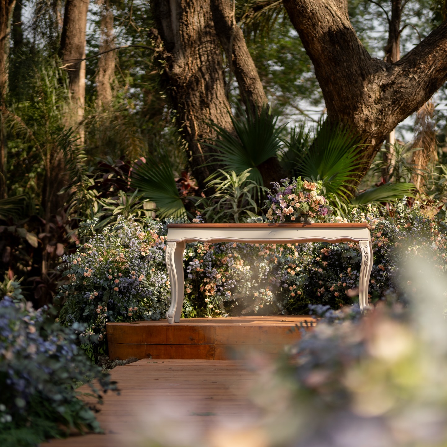 Uma cerimônia candy colors na Fazenda Dona Catarina
A decoração da cerimônia de casamento de Décio e Bárbara na Fazenda Dona Catarina foi pensada para valorizar a beleza natural do local e criar um cenário romântico ao ar livre. A composição seguiu uma delicada paleta candy colors, com flores em rosa bebê, amarelo bebê, azul bebê, lilás e toques de verde, trazendo leveza e sofisticação para a cerimônia no jardim.
As cadeiras de madeira e a passarela reforçaram o estilo rústico elegante, em perfeita harmonia com a natureza da fazenda. Uma inspiração de decoração de casamento na Fazenda Dona Catarina para casais que sonham com uma cerimônia ao ar livre cheia de charme.
@barbaraboralli & @decio_portella
@rafaelbernardiassessoria
@fazendadonacatarina
@marcialocacoes
@santalocacoes
@djgelproducoes
@coberdec.eventos
@sandraganancin
@baracatbuffet
@vegasbartenderss
Fotos 🥰 @juliomendesfotografo
@balakubaka
.
#weddingphotography #weddingdress #wedding #decor #casandonafazenda