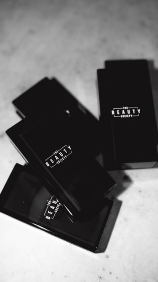 Okay, we love you. Truly.
But some of these trends need to stay in 2017.
We are evolving. Softer brows. Lifted eyes. Better denim. Cleaner makeup.
This isn’t about age. It’s about refinement.
Which one are you still holding onto? Be honest. 🖤