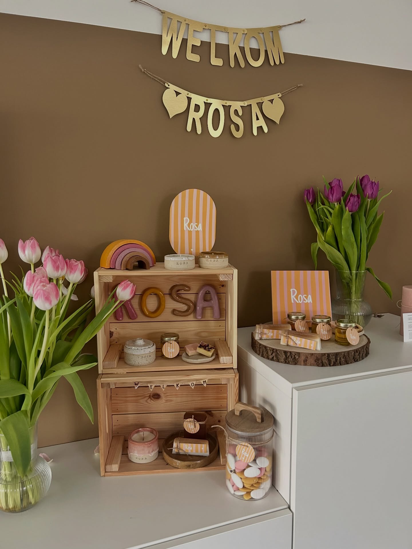 🩷 Welkom in ons liefdesnestje, lieve Rosa 💛
Ik kom hier even piepen om met jullie te delen dat onze dochter op 22 februari tijdens een thuisbevalling in alle liefde ter wereld is gekomen ✨
3400gr • 51cm • Peer
Later meer hierover, maar voor nu kruip ik weer even in alle rust in onze bubbel 🫶