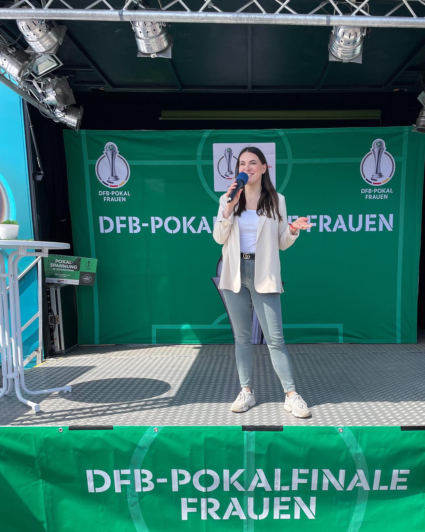 Was ein hammer Tag gestern auf dem Fan- & Familienfest zum @dfb -Pokalfinale der Frauen!! Ausverkauftes Stadion und die Stimmung vorher war auch einfach nur der Wahnsinn! Danke 🙏🏻☀️ Ich liebe meinen Job 🎤#dankbar #dfbpokal #koeln #moderatorin @stadt.koeln