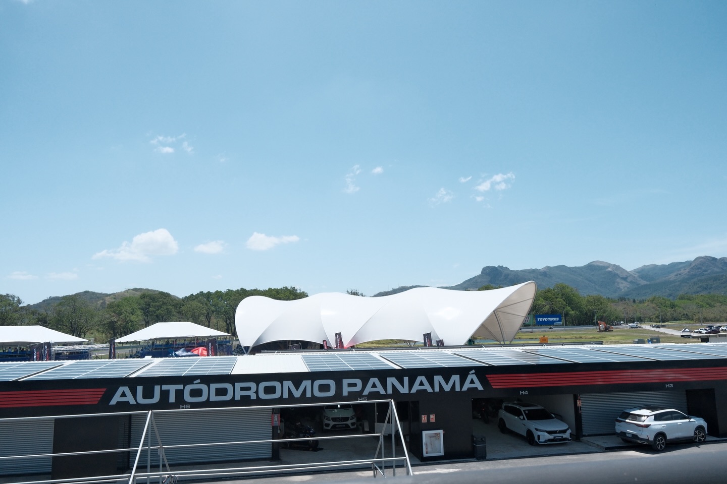 Así se vivió la primera fecha de Motovelocidad & Street Legal en el Autódromo de Panamá.
Un fin de semana de velocidad, motores y comunidad, presentado por Cattan.
En el recorrido también se pueden ver algunos de nuestros proyectos dentro del autódromo, como la fachada microperforada y la tensoestructura del fan zone, soluciones diseñadas y fabricadas por nuestro equipo.
Seguimos aportando estructura a los espacios donde ocurren grandes experiencias.
#cattanpanama #autodromopanama #tensoestructura #fachada