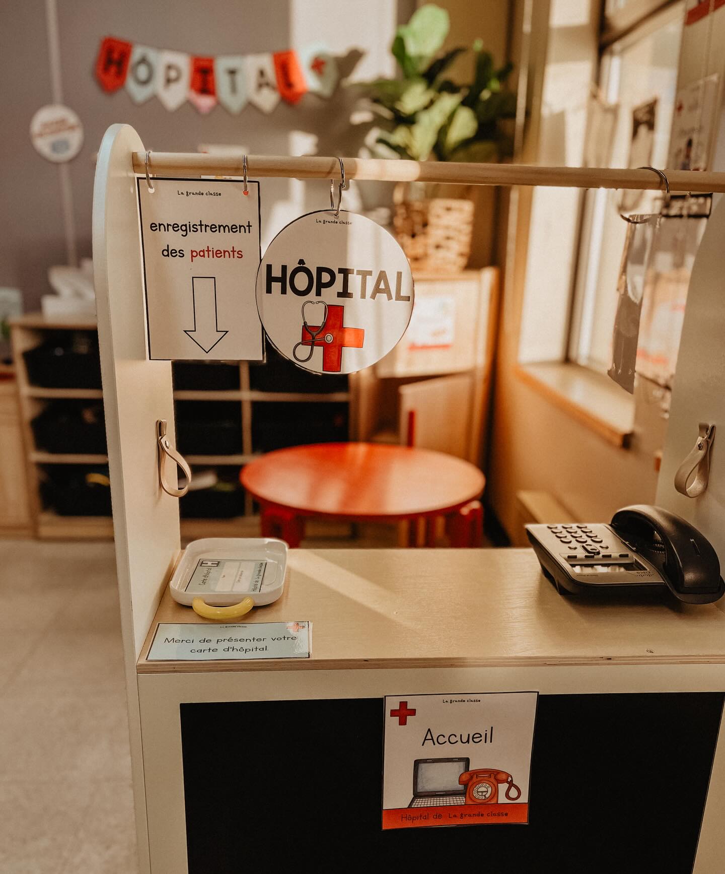 Transformez votre coin maison en hôpital de classe! 🏥 🩺
J’adore créer cet espace lorsque nous entamons le thème du corps humain! Les élèves peuvent :
🩹 accueillir les patients
🩺 examiner et soigner
☎️ prendre les appels à l’accueil
… et s’inventer 1000 scénarios. 💭
Le jeu symbolique développe :
- le langage
- les habiletés sociales
- l’imagination
- la résolution de problèmes
L’ensemble est disponible au grandeclasse.com ! 🎈
#prescolaire #enseignante #enseigner #enfance #jeu