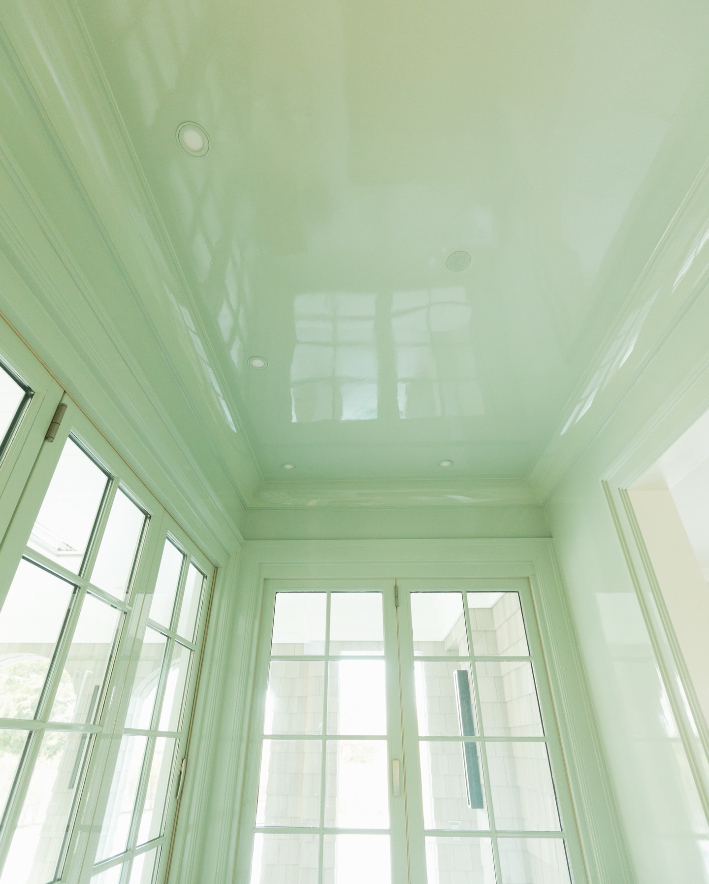 Introducing the coolest room in this home, the bar room!
Finished entirely in a high-gloss coating, this space delivers a bold, mirror-like look that immediately stands out. Achieving a finish like this requires an incredible amount of preparation and attention to detail — with high-gloss surfaces, even the smallest speck of dust can show and create imperfections in the reflection.
Our team carefully combed through every step of the process to ensure a smooth, flawless result.
Product used: Sayerlack Wet Look – 100 Sheen, creating a deep, glass-like finish that brings this room to life.
A space like this proves that when the details are done right, the result speaks for itself.