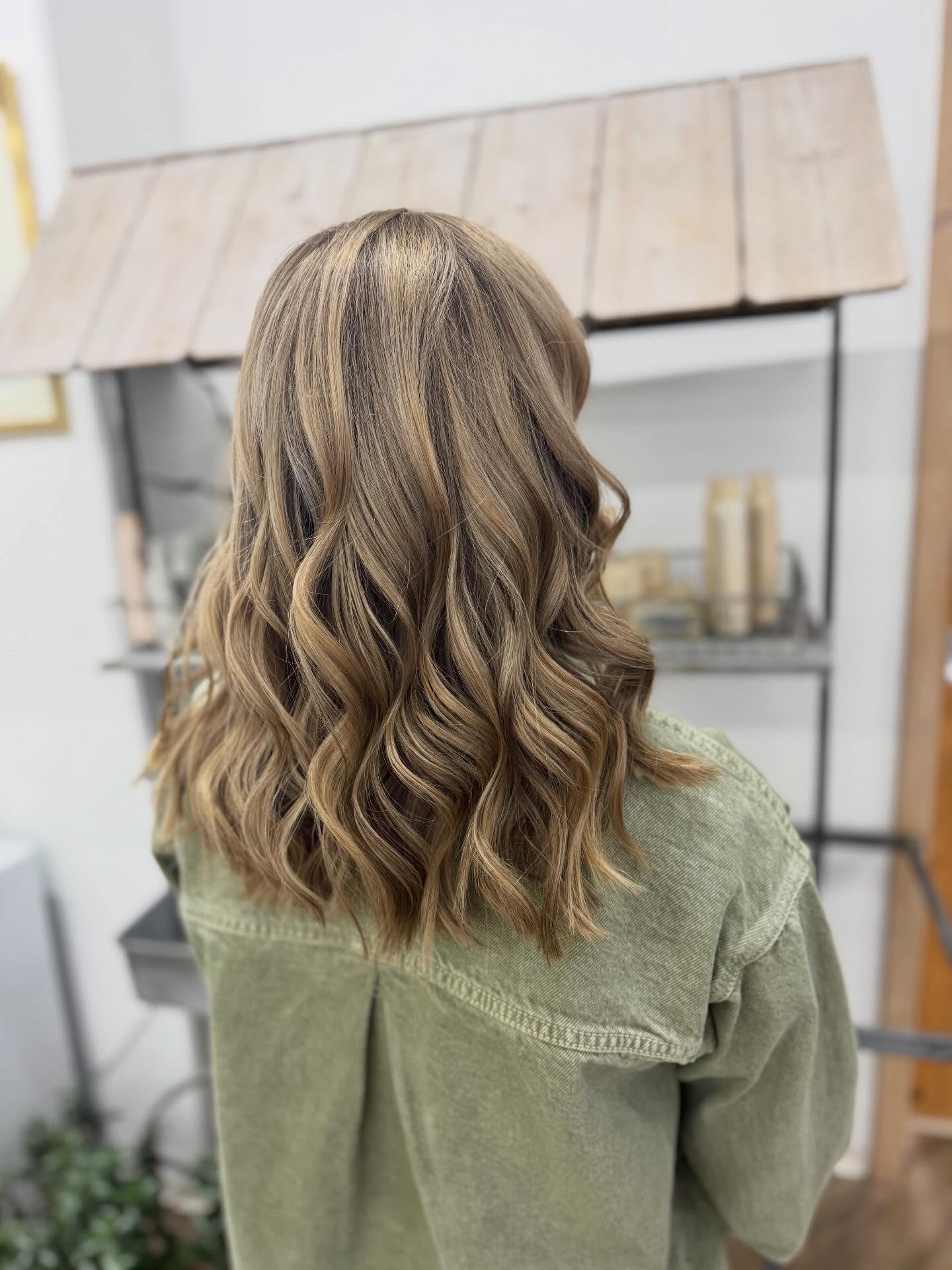 𝘯𝘢𝘵𝘶𝘳𝘢𝘭 𝘣𝘭𝘰𝘯𝘥𝘦 𝘣𝘢𝘭𝘢𝘺𝘢𝘨𝘦 | dimensional balayage in sandy tones 🍃🤎
• by @antoniastyling
#brightblonde #blondehair #hairtransformation #vanillablonde #vanillablondehighlights blondebalayage blondehighlights balayage blonde blondebalayage naturalbalayage faceframing faceframe faceframinghighlights highlights hair