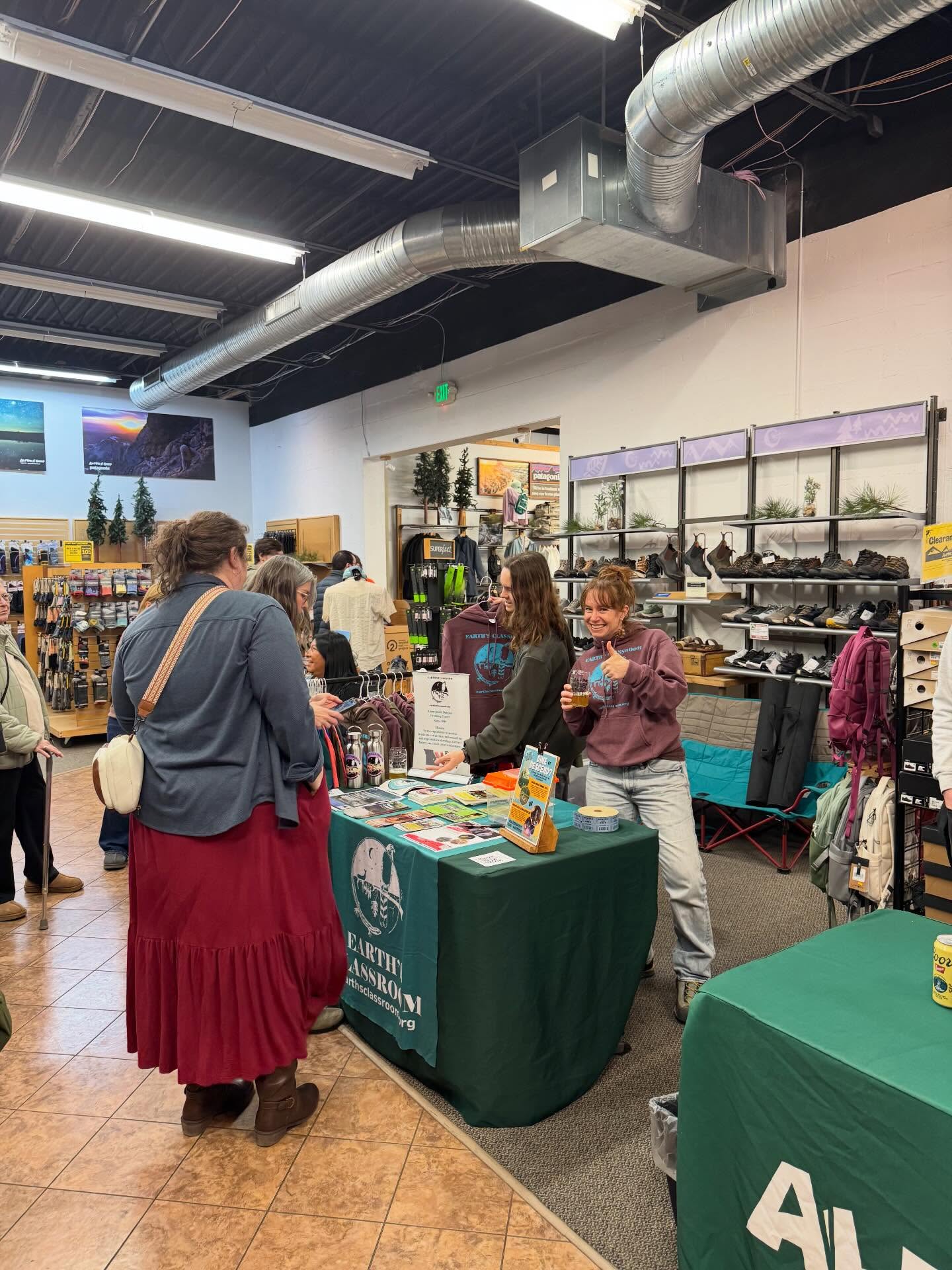 AL-PINT NIGHT is TONIGHT! 🍻
We’re here at the Alpine Shop in Columbia, MO until 7pm for a beer from 4 Hands Brewing Company and a chance to win our raffle: Dinner with the Founders or Caving with the Founders.
Can’t make it? You can still grab raffle tickets on Venmo @Earths-Classroom. One winner gets to choose their adventure!
All proceeds help replace Earth’s Classroom’s 19-year-old canoe fleet for future programs.
Come out for good beer, good company, and to support Earth’s Classroom! 🌎