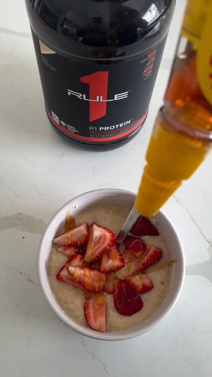 Ramp up your morning protein intake with the easiest breakfast! ➜ Protein Oats 🥣
Easy 40g+ of protein 💪
1. Add oats to a microwave-safe bowl.
2. Fill with water until the oats are just submerged.
3. Microwave for 2 minutes.
4. Remove and stir well.
5. Mix in protein powder of your choice until smooth. @ruleoneproteins_au
6. Add strawberries or fruit of choice.
7. Drizzle with honey.
8. Mix, enjoy, and fuel up