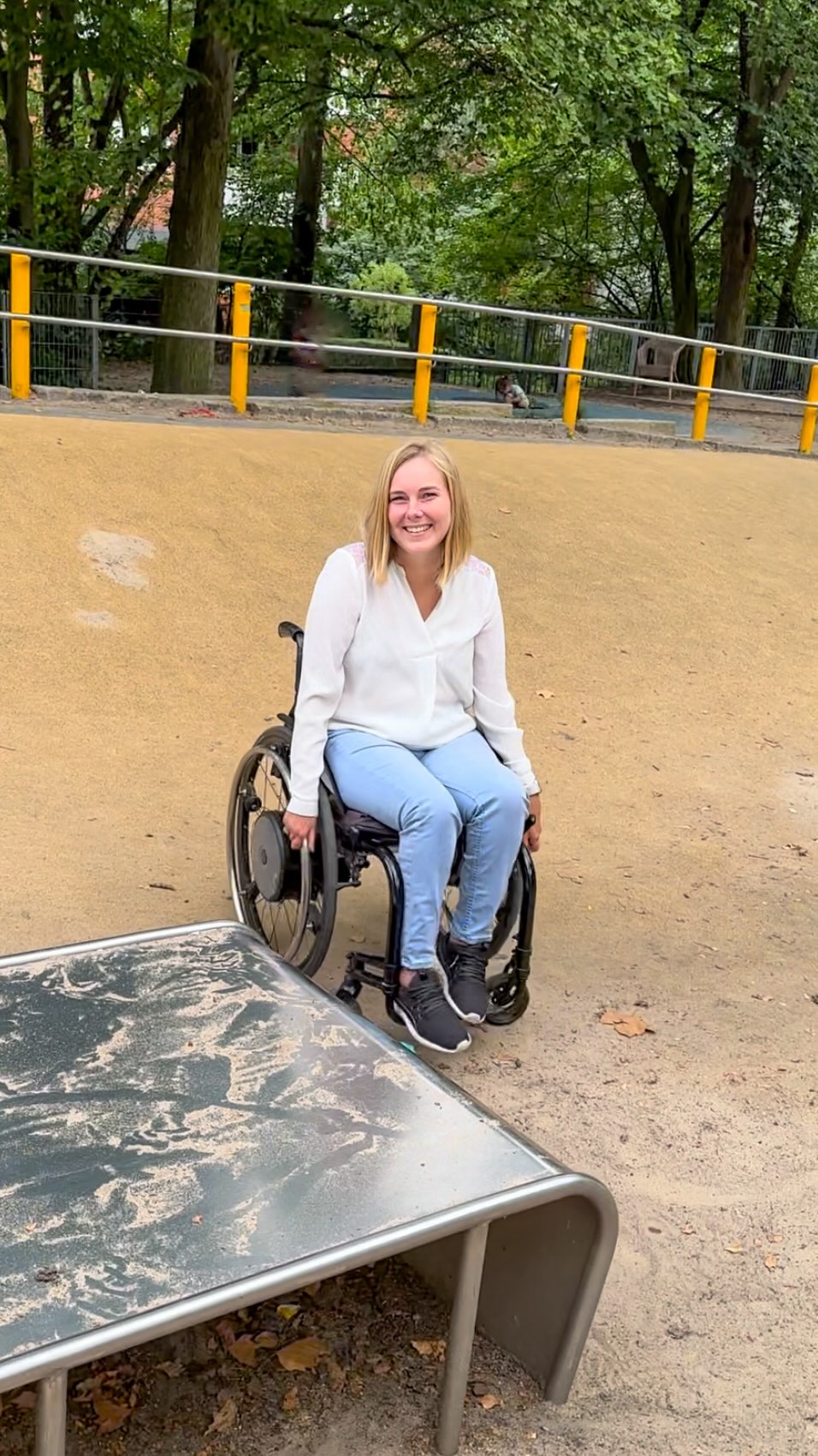 Es sollte unbedingt viel mehr solcher Spielplätze geben 🤩
Der Spielplatz hat mich so unfassbar glücklich gemacht, ich denke immer wieder an den Spielplatz zurück. Es ist so unglaublich was dieses Reel vor 2,5 Jahren ausgelöst hat 🥹
Heute darf ich einfach mit der Firma, die diese wundervollen inklusiven Spielplätze baut, zusammenarbeiten und bei der Entwicklung von neuen inklusiven Spielgeräten unterstützen. Nicht nur das, wir sprechen sogar einfach darüber wie eine ganze Kollektion mit mir benannt werden könnte 🥹
Ich bin einfach unglaublich dankbar ❣️ ohne dich und jeden einzelnen hier, wäre das einfach nicht möglich gewesen 🫶🏼
📍 Markusstraße, Onkel Rudi