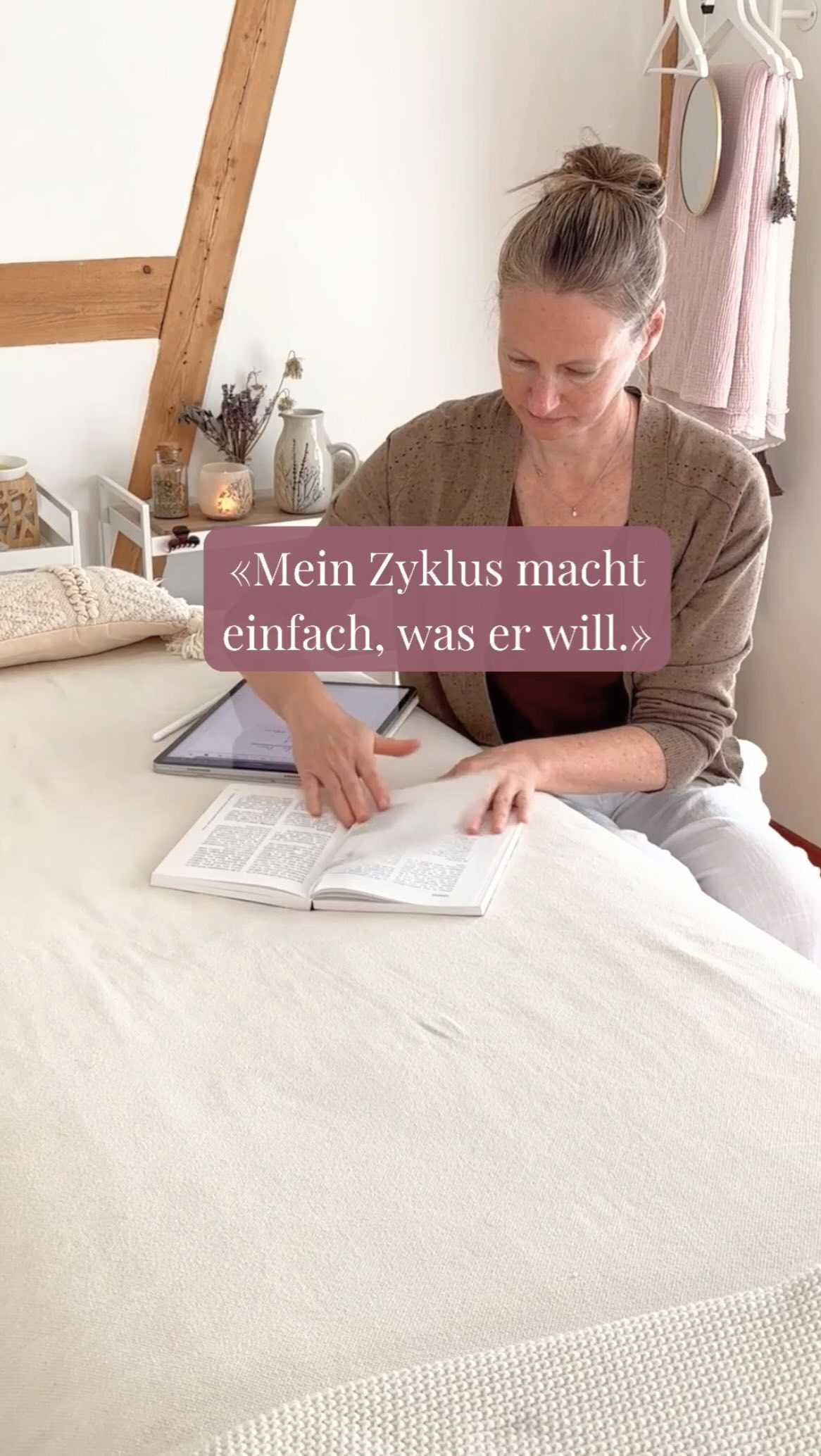Der weibliche Zyklus ist ein fein abgestimmtes hormonelles System.
Schon kleine Veränderungen können dieses Gleichgewicht beeinflussen.
Typische Hinweise können sein:
• starke Periodenschmerzen
• ausgeprägte PMS-Symptome
• Stimmungstiefs vor der Mens
• unregelmässige Zyklen
Solche Beschwerden sind zwar häufig – aber sie sind nicht immer einfach „normal“.
Oft lohnt es sich, genauer hinzuschauen und mögliche Ursachen zu verstehen.
Der Zyklus erzählt viel darüber, wie es dem Körper insgesamt geht.
#frauengesundheit #zyklusbeschwerden
#naturheilkunde #frauenheilkunde #pms
