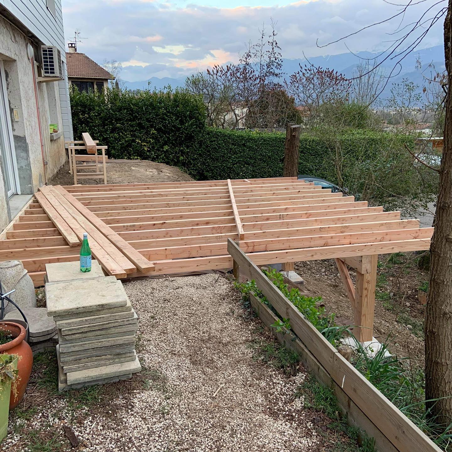 🚨 Les beaux jours sont là !
Création d’une terrasse en composite de 80 m2 !
🟢 Step 1 :
✔️Suppression de la végétation existante
✔️Suppression de l’ancienne terrasse
✔️ Terrassement