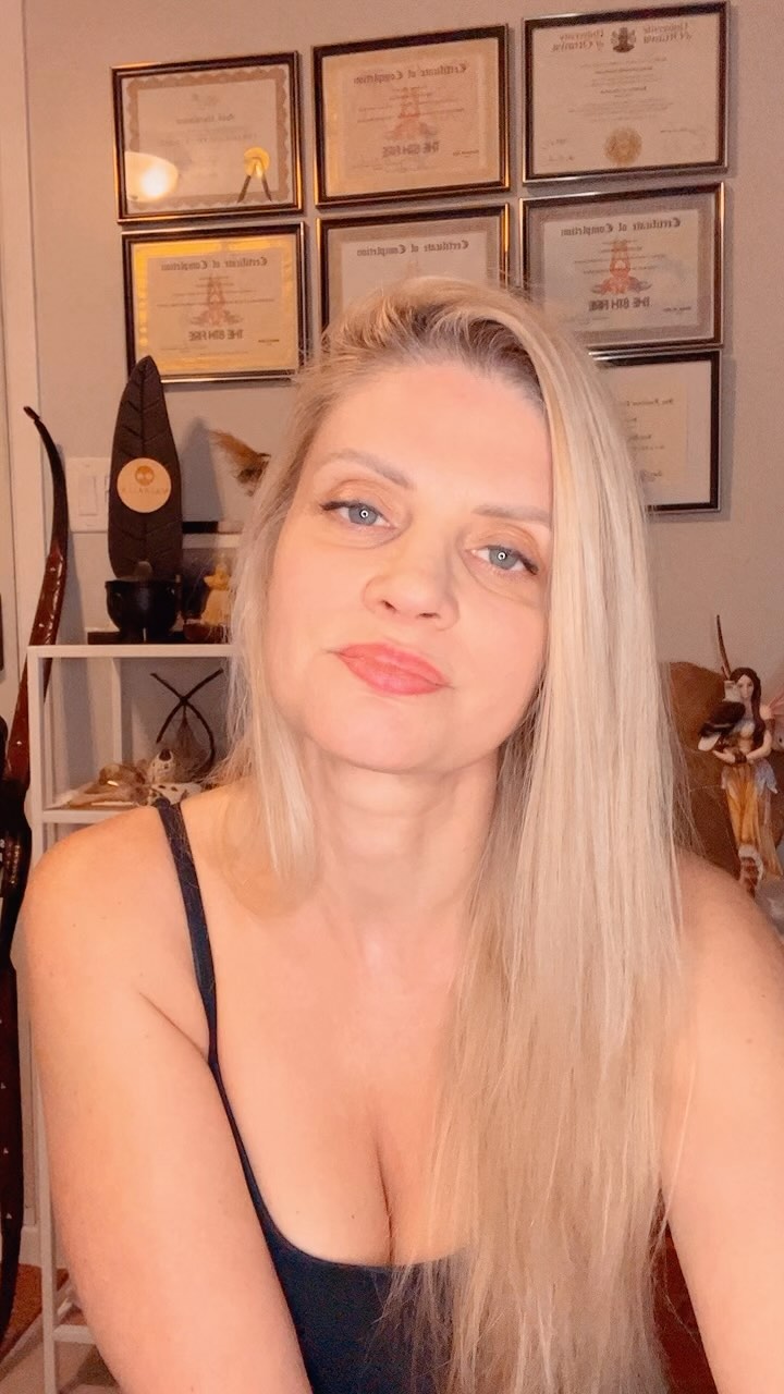 Hey hey!
I’m me.
A little bit warrior
A little bit healer
A little bit messy, magical, and figuring it out as I go.
Cellist
Storyteller
Mama
Dream builder
Learning. Growing. Falling down. Getting back up.
Just showing up as myself…and honestly, that feels pretty amazing.
#JustMe #WarriorSpirit #ShowingUp #AuthenticLife #spiritualhealer #blogger #healer #dayone #singlemother