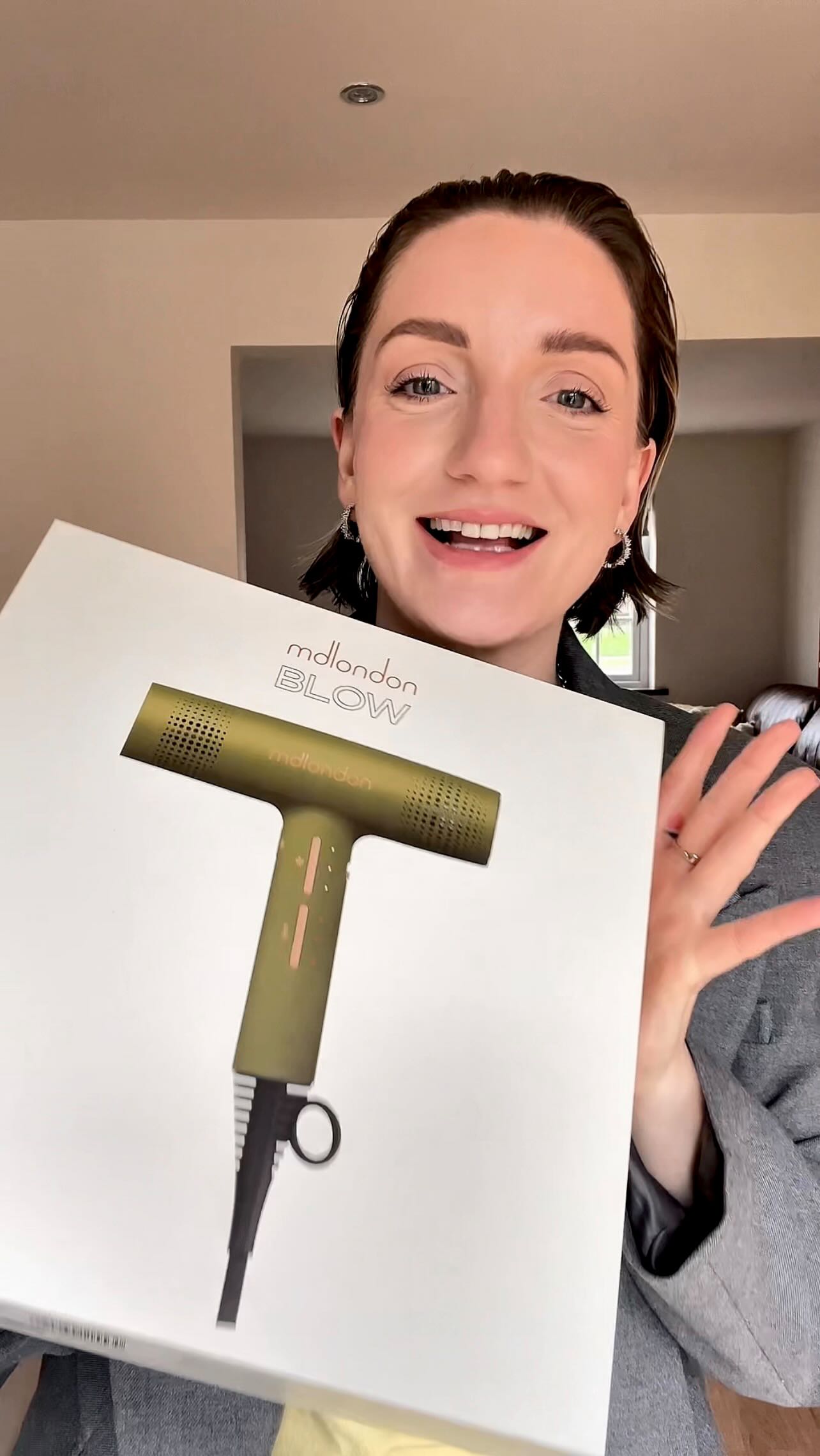 I recently received a full styling package from @mdlondon including their professional brushes and styling products, so I decided to sit down and explore everything properly rather than just reviewing one item.
In this video I share my first impressions, what stands out to me as a professional hairstylist, and which pieces I think would actually be useful in a real working kit.
If you’ve been curious about @mdlondon tools, hopefully this gives you a clearer idea of what they’re like in practice.
Let me know if you’d like me to test any of them properly in future styling videos.
Thank you @gatherandgrow.app @untappedinfluencers for introducing me to this brand 😇