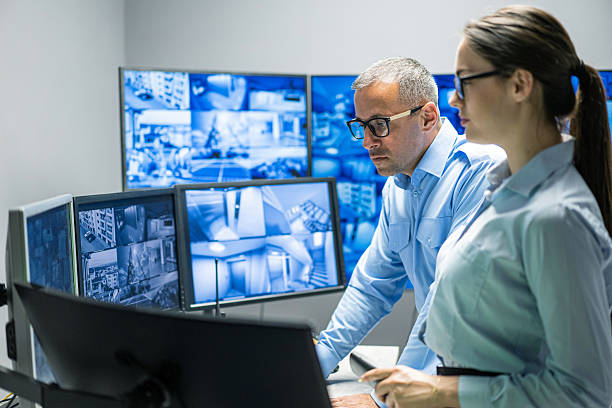 🎯 Opérateurs de vidéoprotection : former pour mieux protéger
La sécurisation de l’espace public est un défi quotidien. Les opérateurs de vidéoprotection doivent non seulement gérer les caméras, mais aussi des situations parfois complexes :
- appels des administrés
- coordination avec les patrouilles
- échanges avec différents services partenaires
Pour assurer efficacement ces missions, les opérateurs doivent maîtriser :
- le vocabulaire technique
- les procédures et les écrits administratifs
- les techniques de gestion des appels difficiles
Nos formations adaptées aux contextes et basées sur des mises en situation professionnelles permettent aux opérateurs de vidéoprotection de renforcer leurs compétences, de gagner en efficacité et de mieux sécuriser l’espace public.
Découvrez nos formations dédiées sur notre site 👉 https://www.gcrorganisation.com/services-5
#formation #csu #centredesupervision #ovp #videoprotection #policemunicipale #SécuritéPublique #prévention #sécurisation #patrouille #gestiondesappels #compétences #formationprofessionnelle #sécuritéurbaine