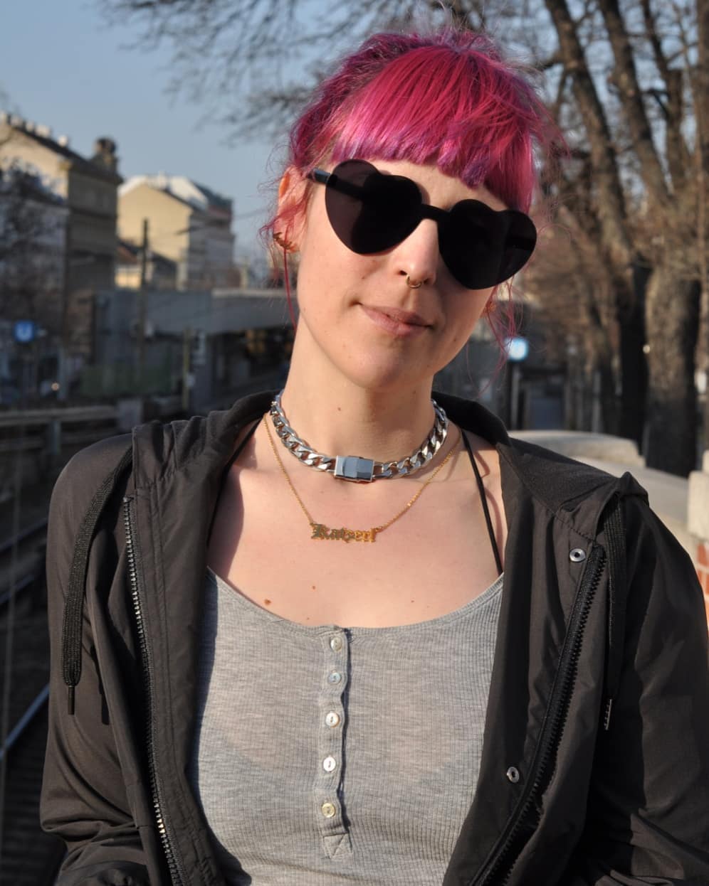 Katharina, Goldschmiedin und Künstlerin, kam aus beruflichen Gründen aus Deutschland nach Wien und blieb - wie konnte es anders sein - wegen der Liebe. "Katzerl" trägt sie, weil es sie an ihren Spitznamen aus Jugendtagen erinnert.
<< Wien ist ja ein bisschen klein, aber sonst eh ok ;) "bussi baba" ist jedenfalls das beste am Wienerischen. Ich beobachte es oft ganz amüsiert, egal wie sehr sich Leute am Telefon manchmal ankeifen, am Ende des Gesprächs heißt es dann zuckersüß "bussi baba". Das ist für mich so typisch Wien. >>
#wienergold #bussibaba #oida #katzerl #talklikemundl #wien #vienna #wienerisch #wienliebe #wienerwortschatz #wienistanders #wortschätze #wieneralltag