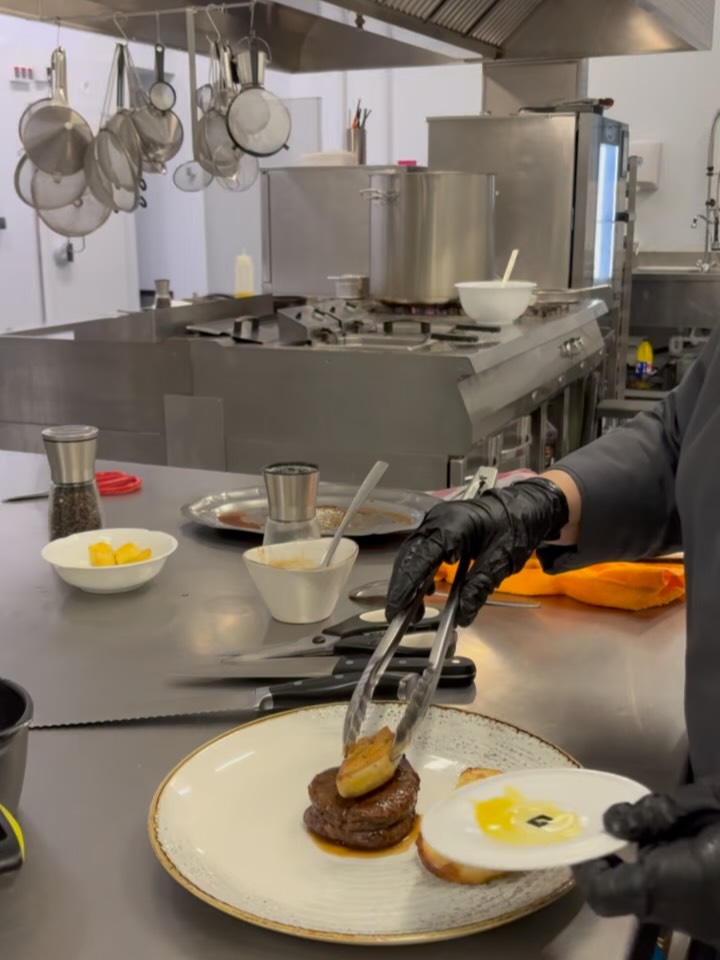 Semanas intensas en la cocina de ESKISIT. 🔥
Tastings diarios, eventos que preparar y nuestra pastelería trabajando sin parar. Días ajetreados donde todo el equipo está enfocado en lo más importante: cuidar cada detalle y trabajar siempre con producto fresco y de proximidad, la base de todo lo que hacemos.
Os dejamos un pequeño vistazo de lo que pasa en el día a día de nuestra cocina, porque antes de cada evento… aquí dentro ya está pasando mucha magia. ✨
—
Busy weeks in the ESKISIT kitchen. 🔥
Daily tastings, events to prepare and our pastry team working non-stop. Intense days where the whole team focuses on what matters most: taking care of every detail and always working with fresh, locally sourced ingredients, the foundation of everything we do.
Here’s a small glimpse of our kitchen’s daily life — because long before every event begins, a lot of magic is already happening here. ✨
#sitgescatering #cateringsitges #sitgeswedding #barcelonacatering #bebindthescenes