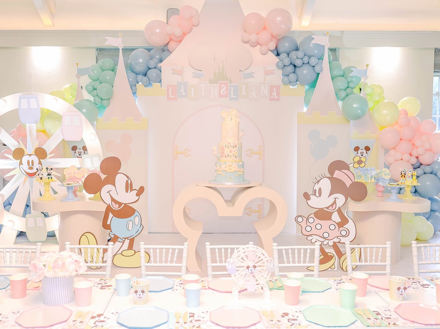 A Disneyland party for the little twins Leith and Liana. When the mom approached us, she asked me to arrange a party in very neutral tones to match the invite she had already started working on. The result was a Disneyland party with pastel, neutral tones, but without losing all the fun and the magic ✨ #disneylandparty